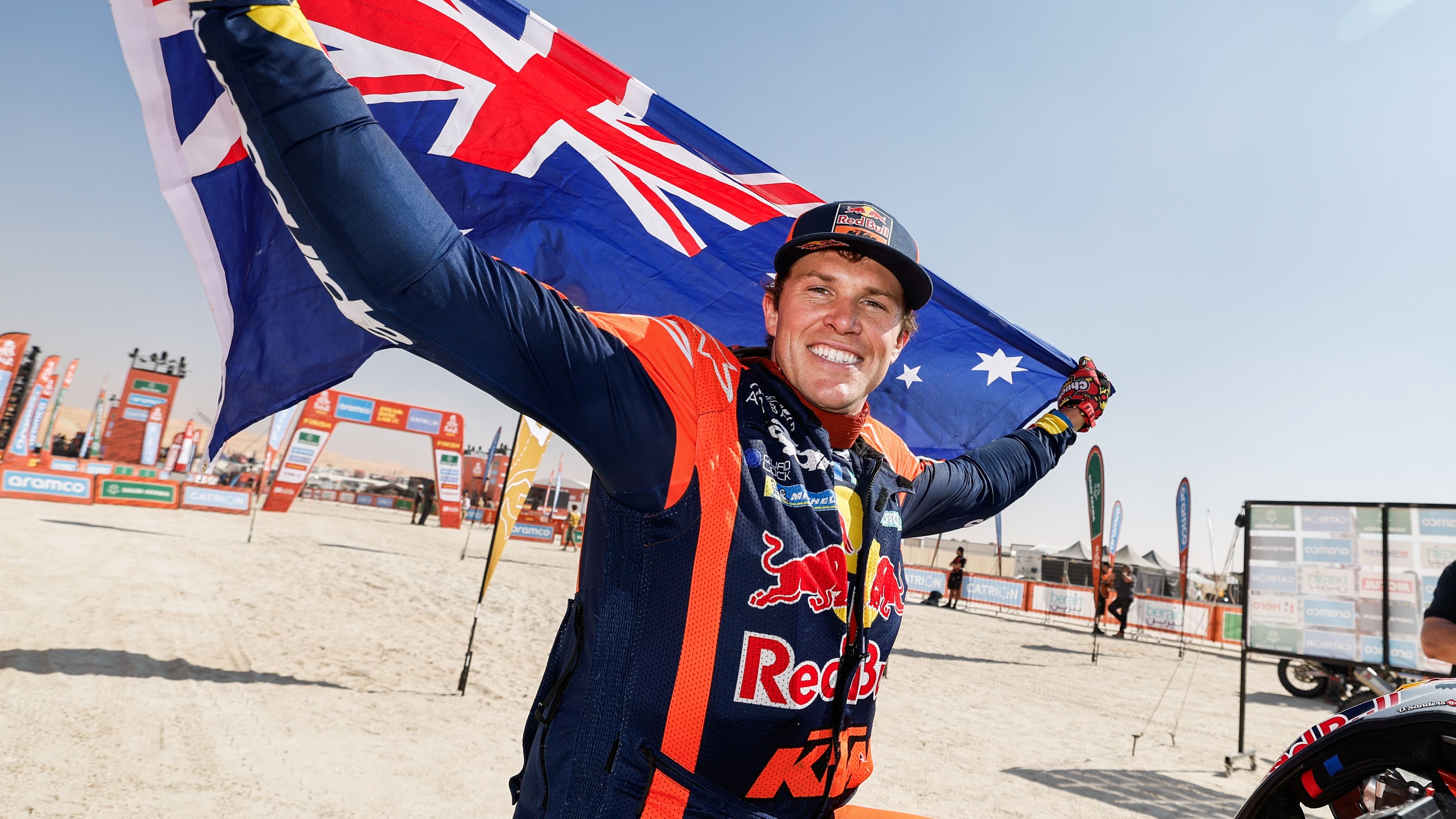 Daniel Sanders celebra su triunfo final en el Dakar 2025 con la bandera de Australia