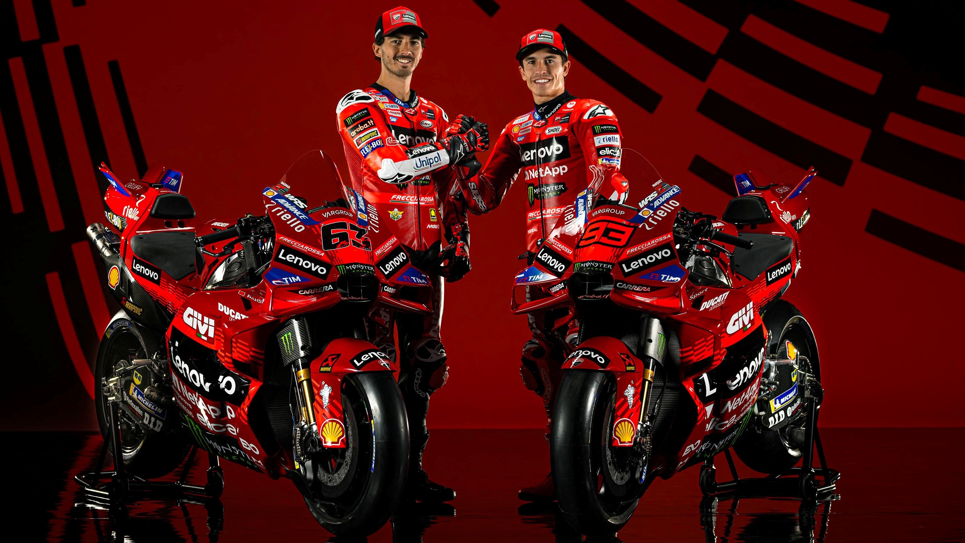 Pecco Bagnaia y Marc Márquez junto a las Ducati Desmosedici GP25 que llevarán en el Ducati Lenovo en MotoGP 2025