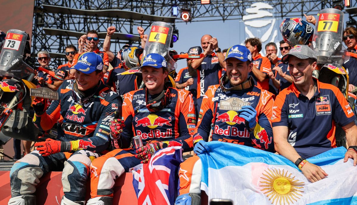 El cuarto oficial de KTM en el Dakar 2025 con Edgar Canet, Daniel Sanders, Luciano Benavides y Kevin Benavides El cuarto oficial de KTM en el Dakar 2025 con Edgar Canet, Daniel Sanders, Luciano Benavides y Kevin Benavides