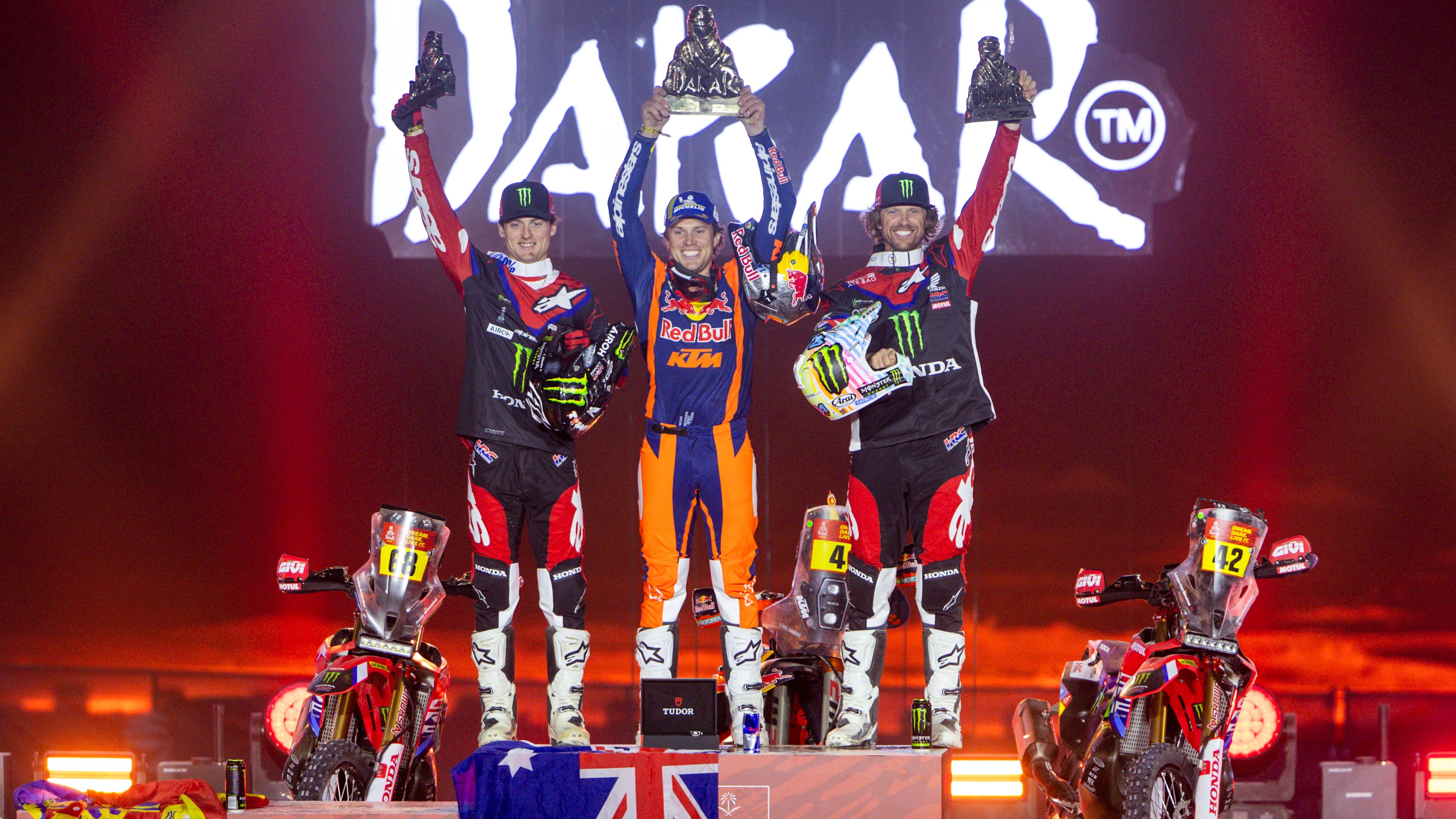Daniel Sanders ha devuelto el Dakar a KTM en este 2025 ante las Honda de Tosha Schareina y Adrien van Beveren