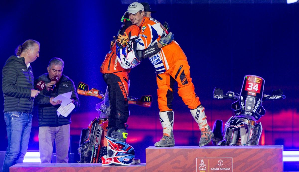 Emanuel Gyenes y Benjamin Melot se abrazan en el podio tras disputarse la categoría Original del Dakar 2025 con sendas KTM Emanuel Gyenes y Benjamin Melot se abrazan en el podio tras disputarse la categoría Original del Dakar 2025 con sendas KTM