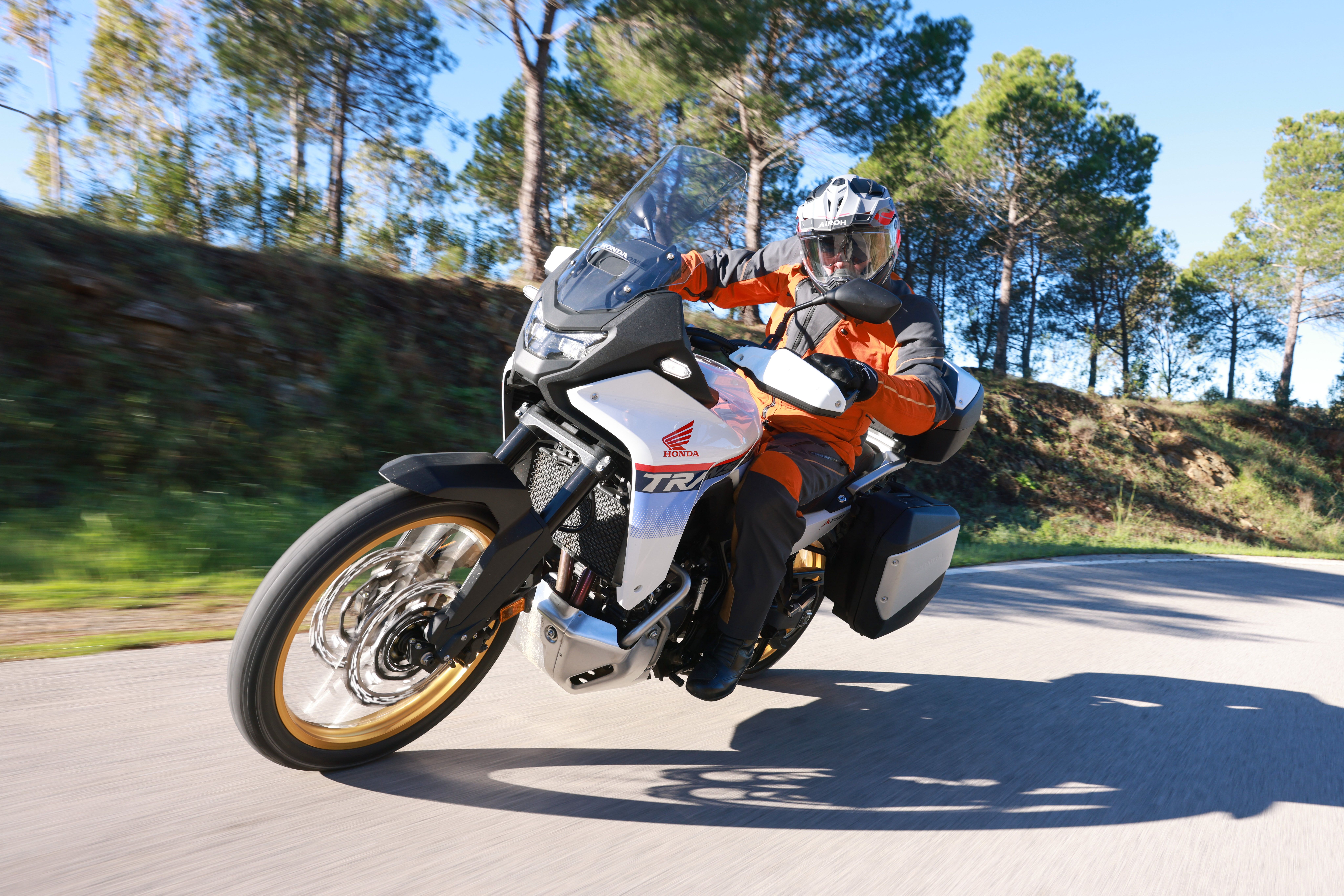 Honda XL 750 Transalp. Prueba de la trail actualizada para seguir como referente en el trail medio.