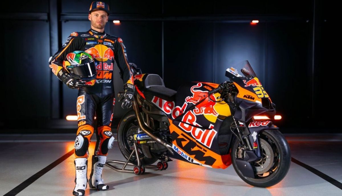 Brad Binder junto a la KTM RC16 del Red Bull Factory para MotoGP 2025