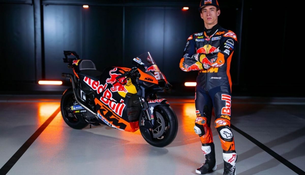 Pedro Acosta junto a la KTM RC16 del Red Bull Factory para MotoGP 2025