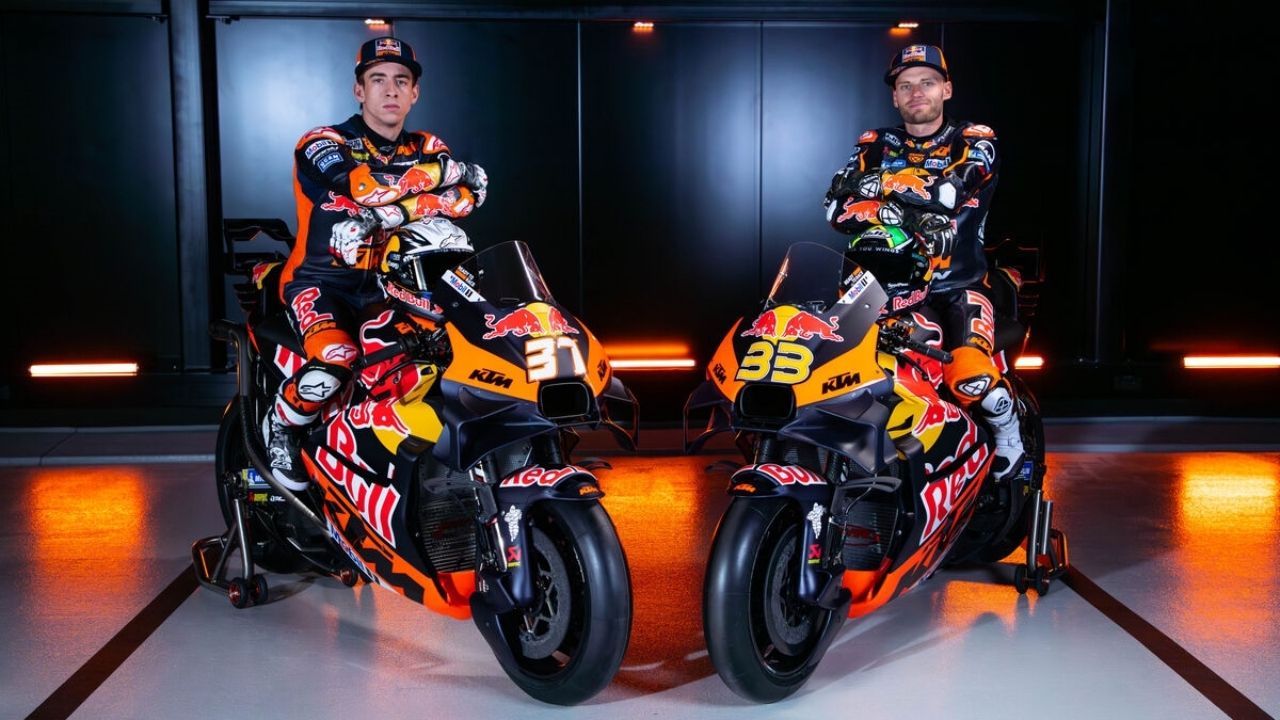 Brad Binder y Pedro Acosta sobre las KTM RC16 del Red Bull Factory para MotoGP 2025
