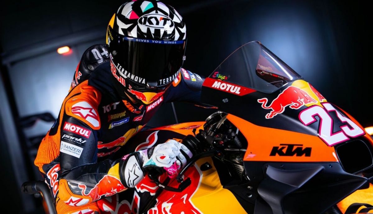 Enea Bastianini sobre la KTM RC16 del Red Bull Tech3 para MotoGP 2025 Enea Bastianini sobre la KTM RC16 del Red Bull Tech3 para MotoGP 2025