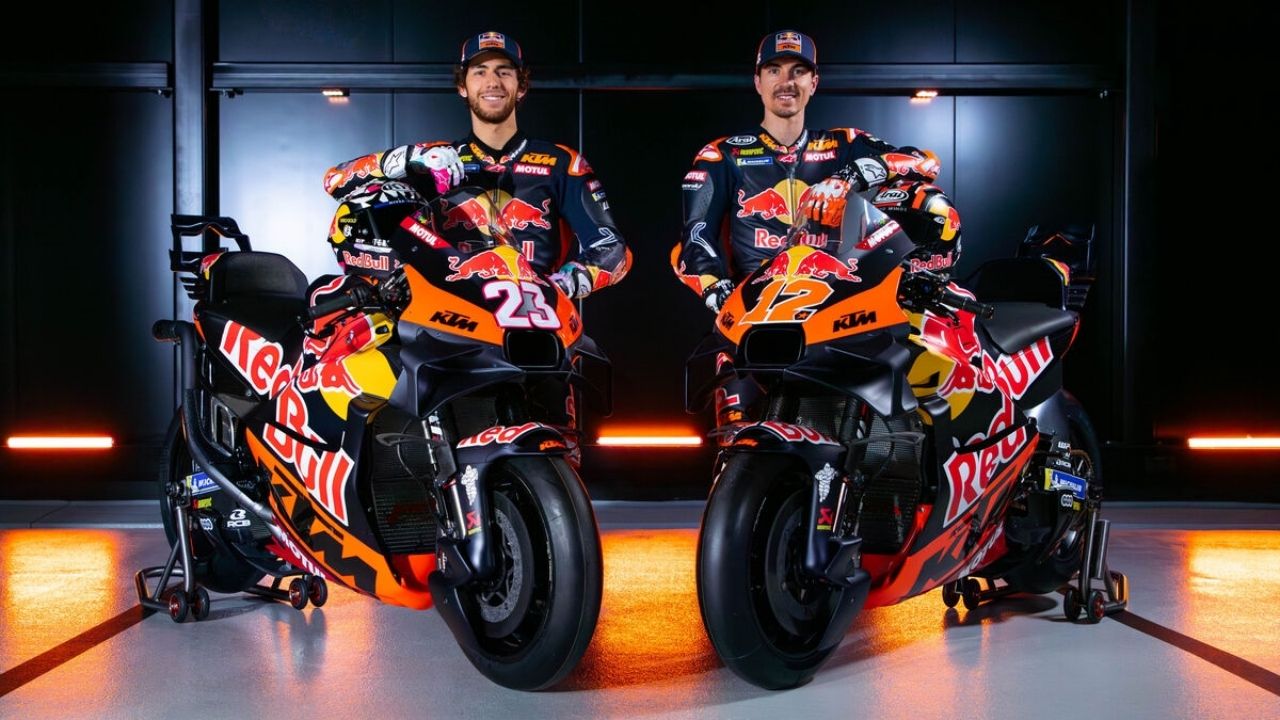Enea Bastianini y Maverick Viñales junto a las KTM RC16 del Red Bull Tech3 para MotoGP 2025
