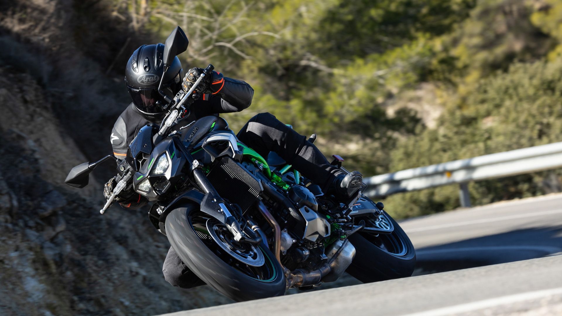 Kawasaki Z900 2025 Accion (55)
