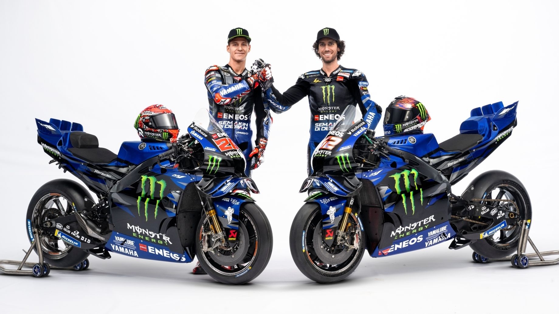 Fabio Quartararo y Álex Rins junto a las Yamaha YZR M1 del Monster Energy para MotoGP 2025