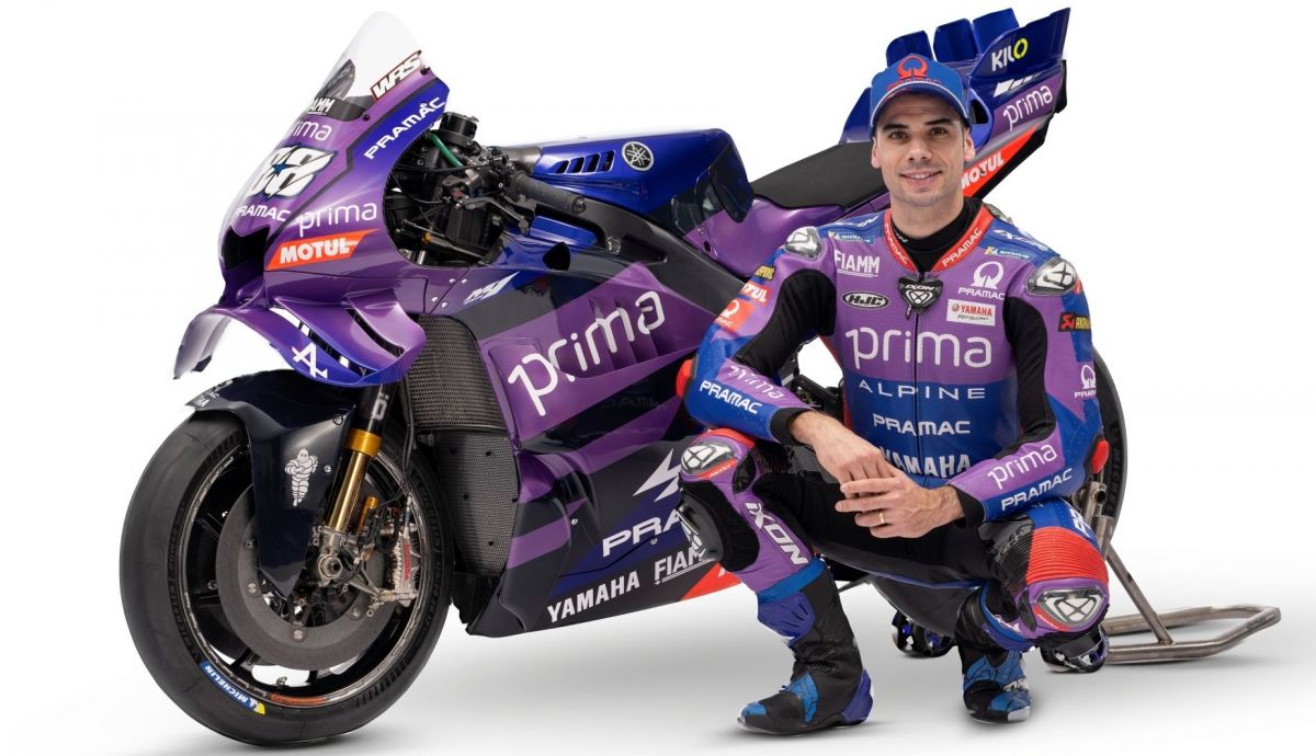 Miguel Oliveira junto a la Yamaha YZR M1 del Prima Pramac para MotoGP 2025
