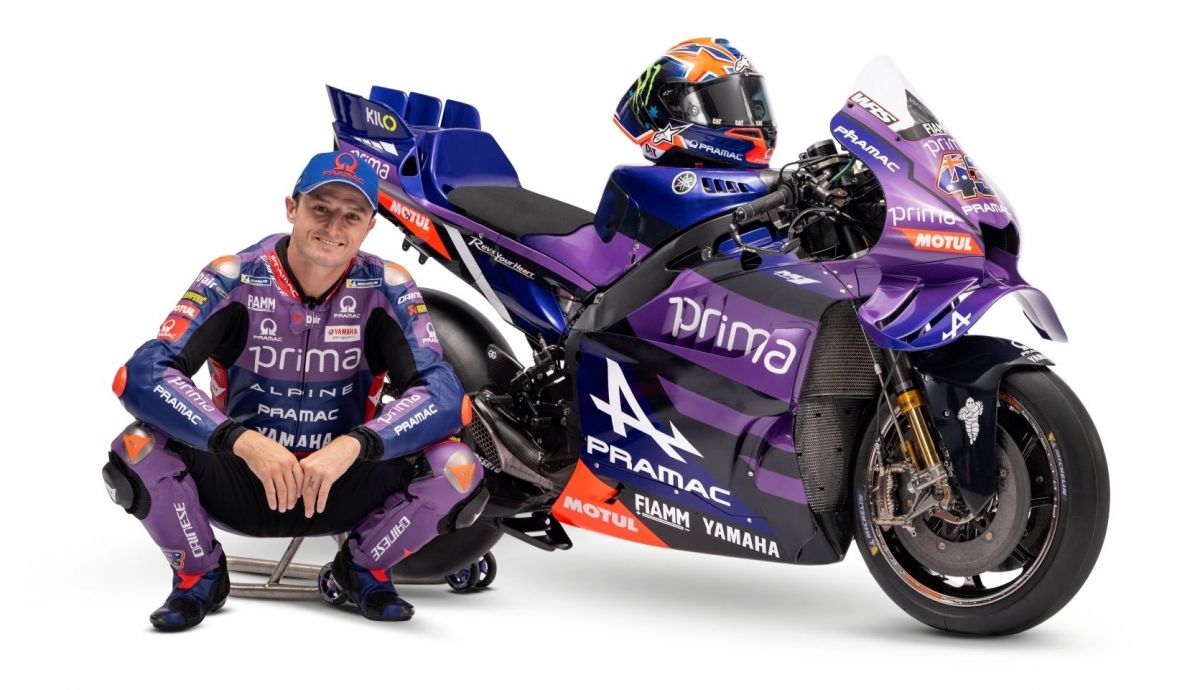 Jack Miller junto a la Yamaha YZR M1 del Prima Pramac para MotoGP 2025