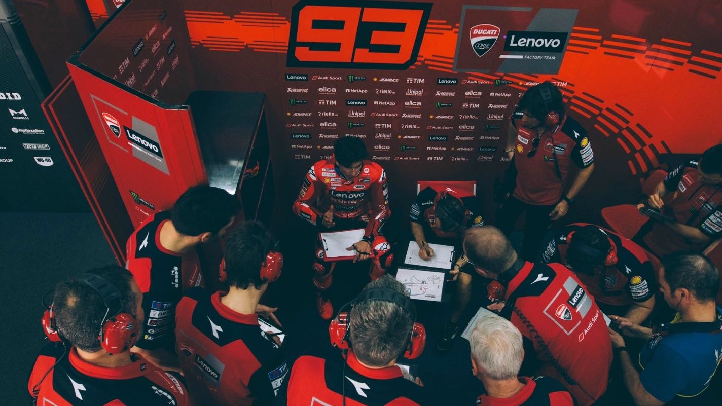 Marc Márquez dando instrucciones en el box de Ducati durante el Test Sepang de MotoGP 2025