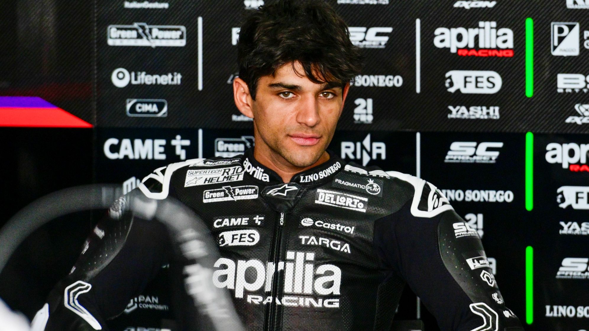 Jorge Martín en el box de Aprilia durante el Test Oficial de MotoGP 2025 en Sepang