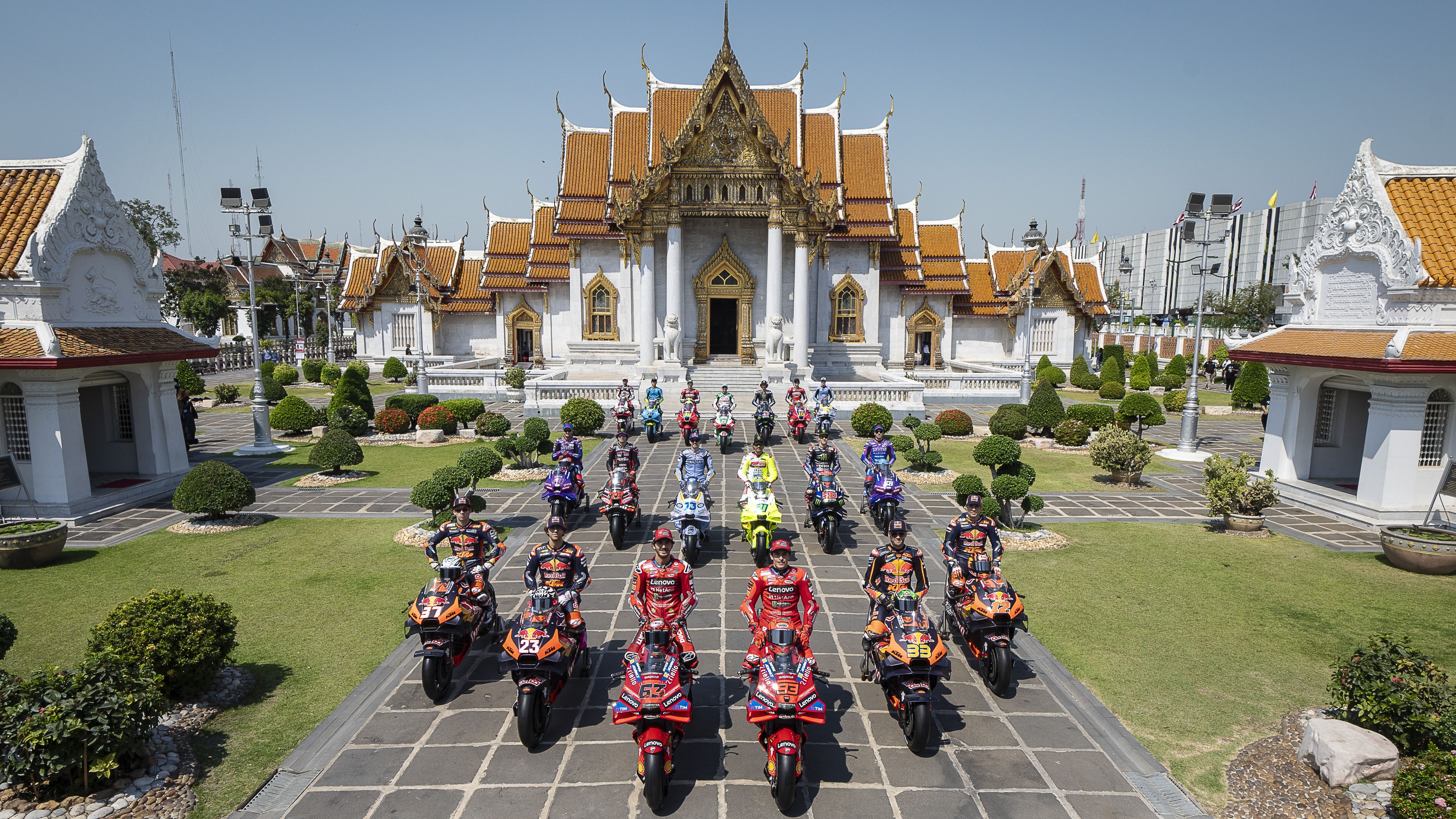 La foto de familia de MotoGP 2025 en el Marble Temple con la ausencia de los tres lesionados