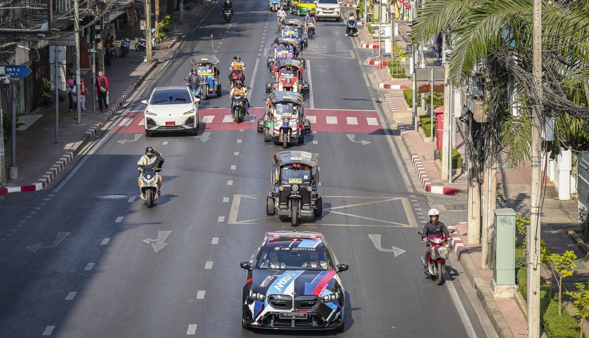 Las motos llegaron en tuk tuks siguiendo al Safety Car