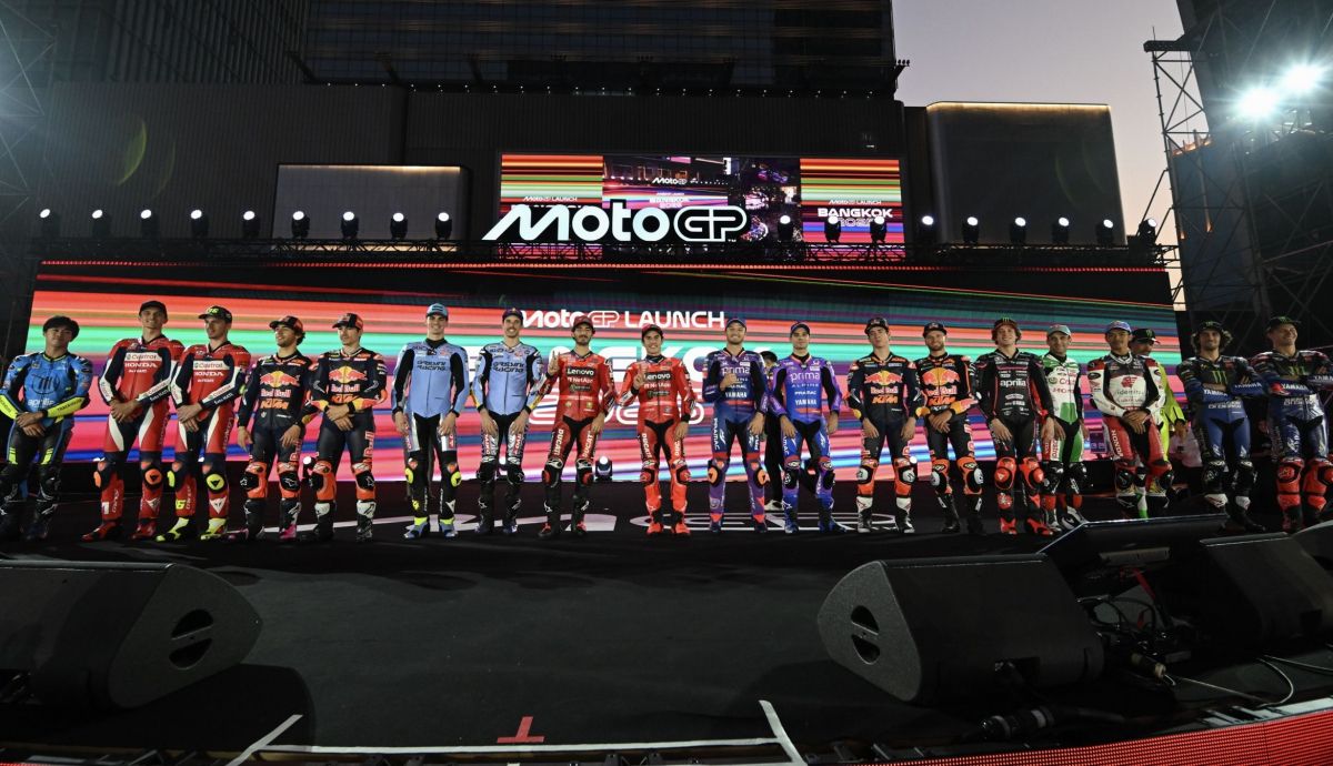 Los pilotos de MotoGP 2025 en el escenario ONE Bangkok