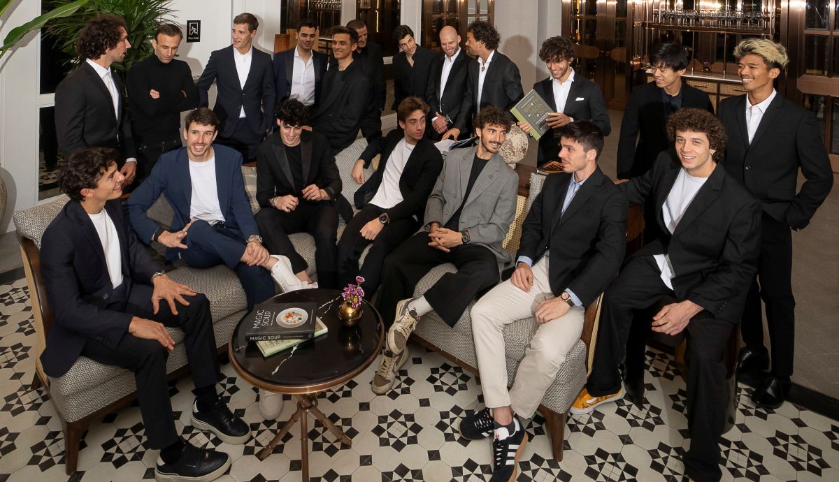 Los pilotos de MotoGP 2025 vestidos de gala en Bangkok