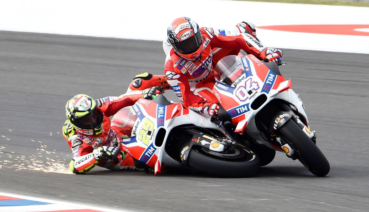 Andrea Iannone tiró a su compañero Andrea Dovizioso en Argentina 2016 Andrea Iannone tiró a su compañero Andrea Dovizioso en Argentina 2016