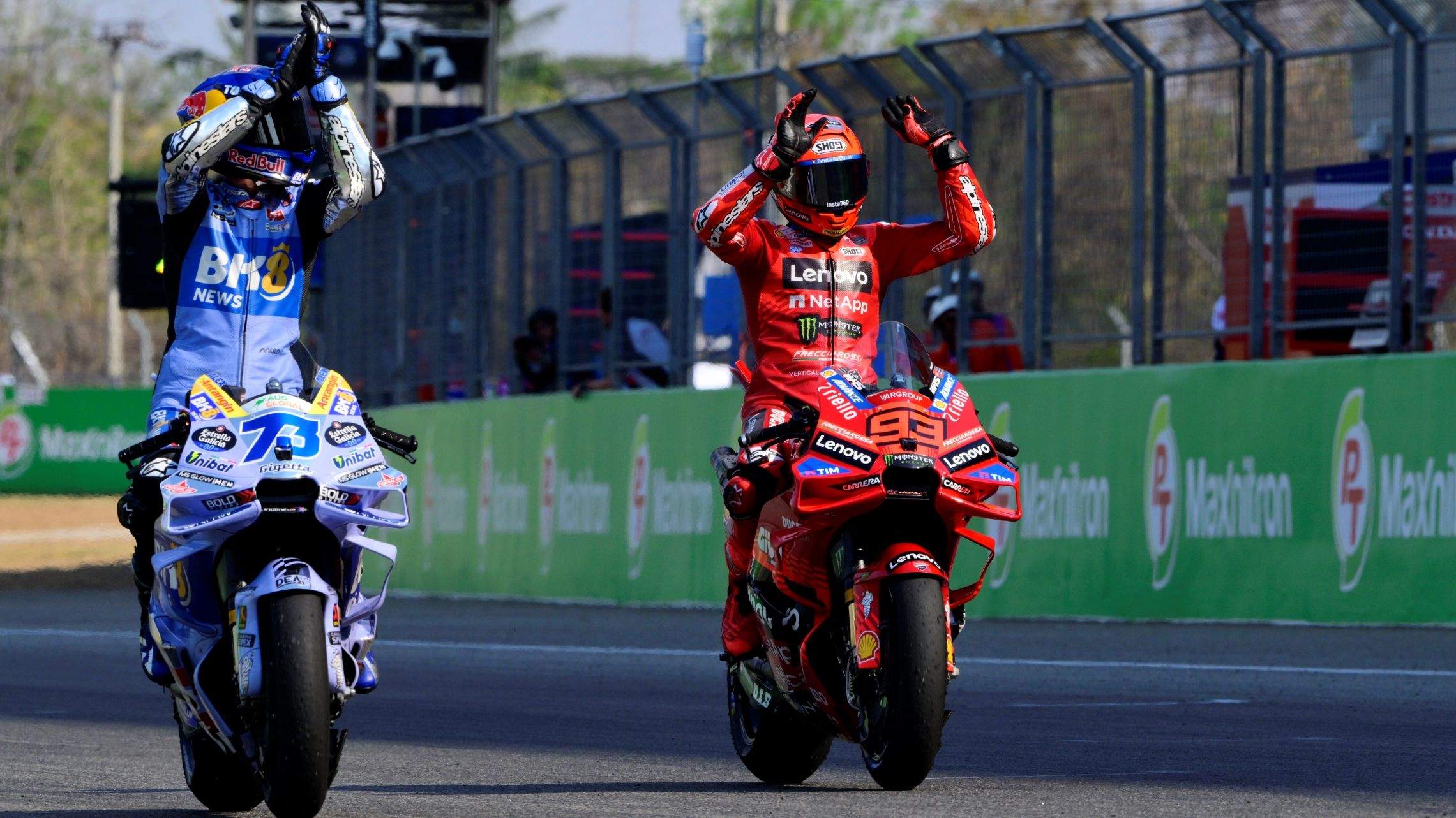 Celebración conjunta de Álex Márquez y Marc Márquez, MotoGP Tailandia 2025