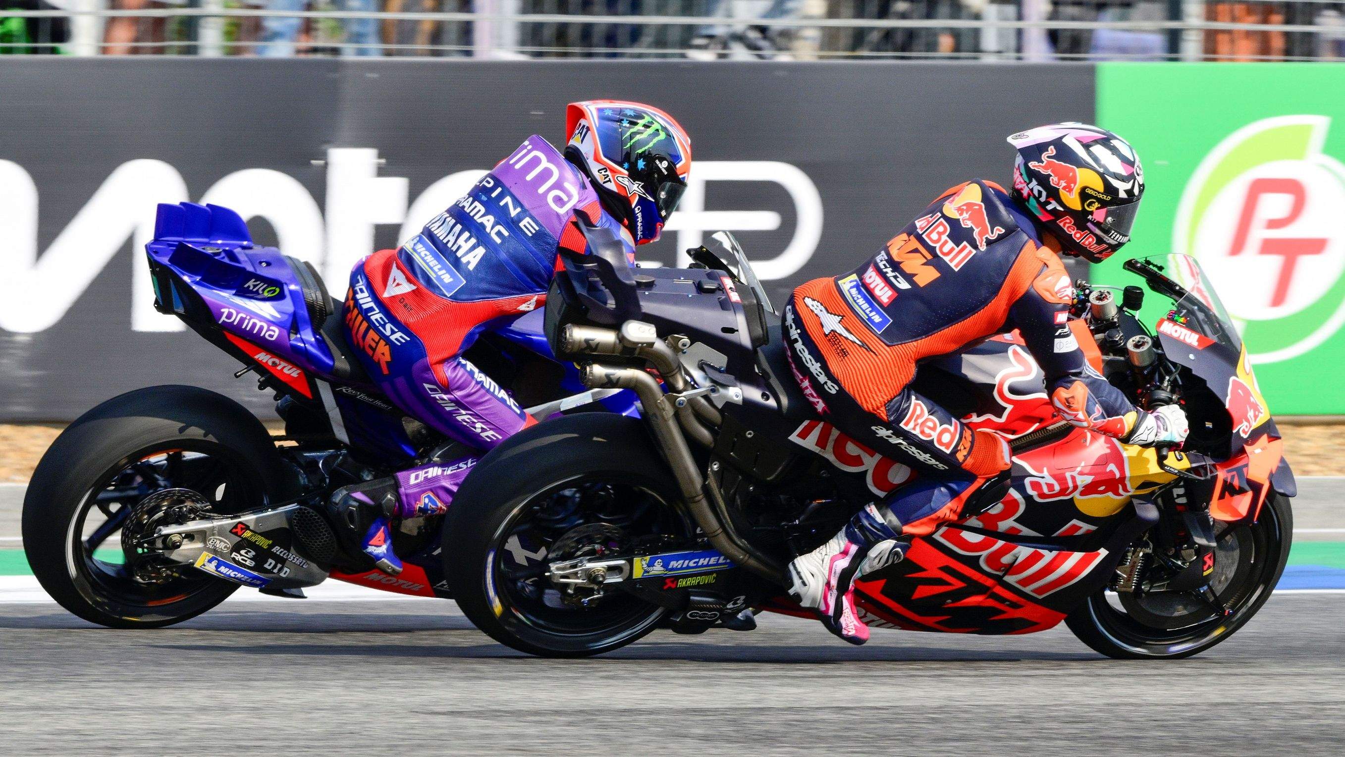 Enea Bastianini supera a Jack Miller por el interior, MotoGP Tailandia 2025