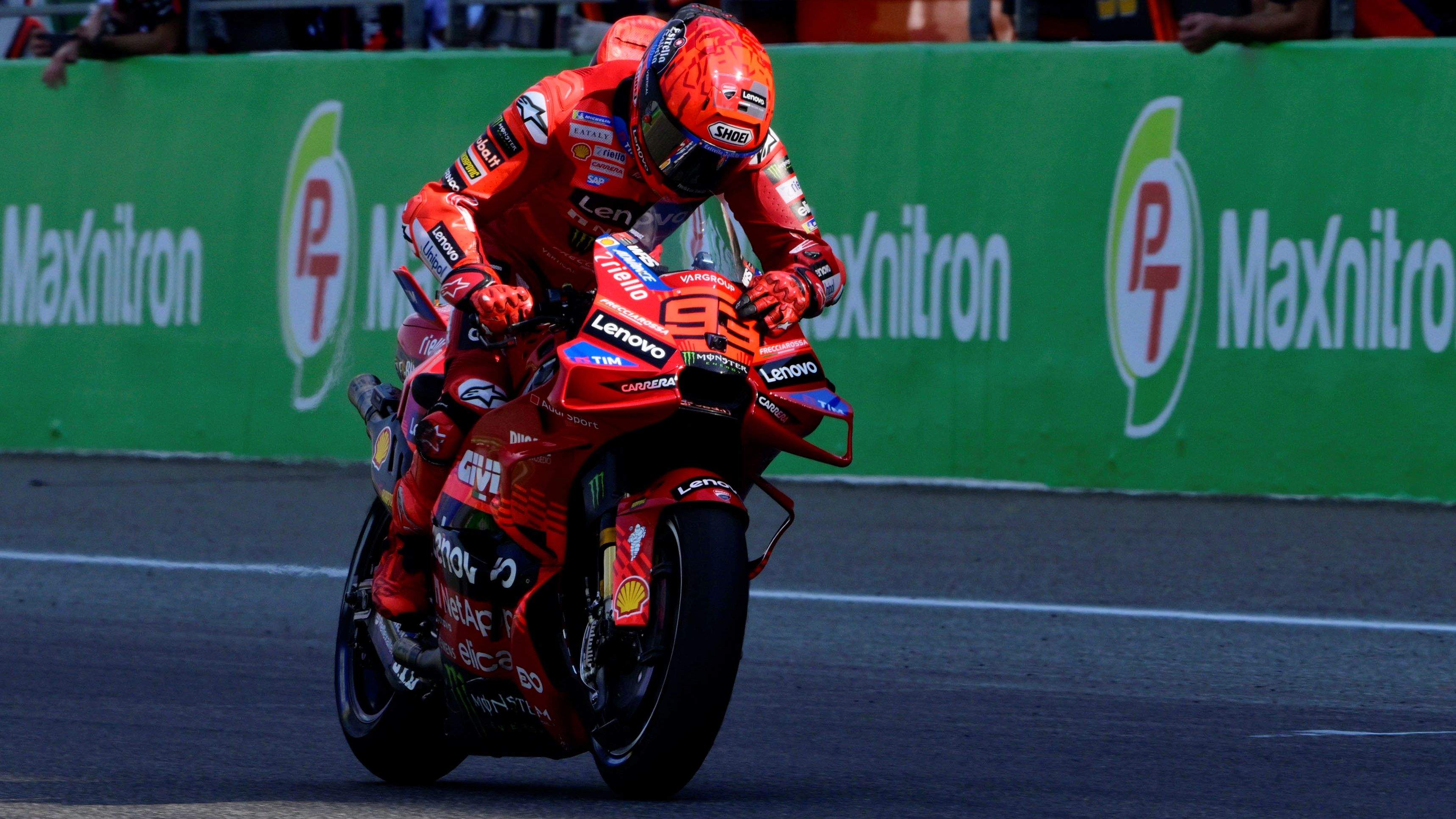 Marc Márquez señala su 93 entrando vencedor en meta, MotoGP Tailandia 2025