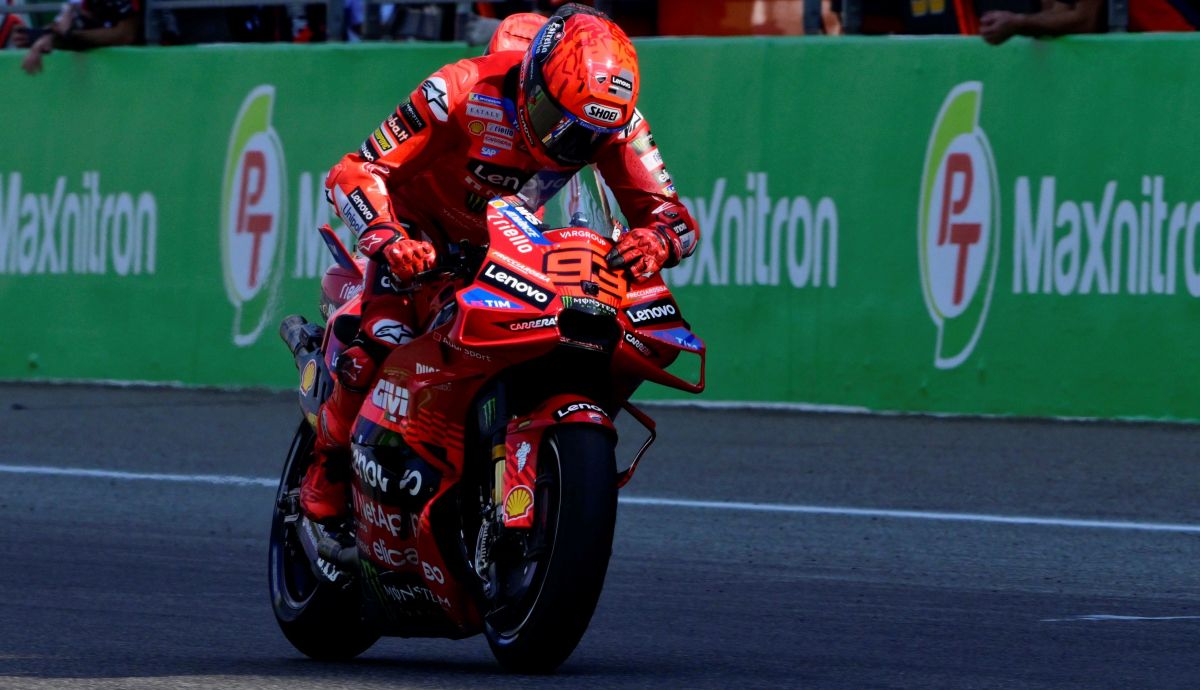 Marc Márquez señala su 93 entrando vencedor en meta, MotoGP Tailandia 2025