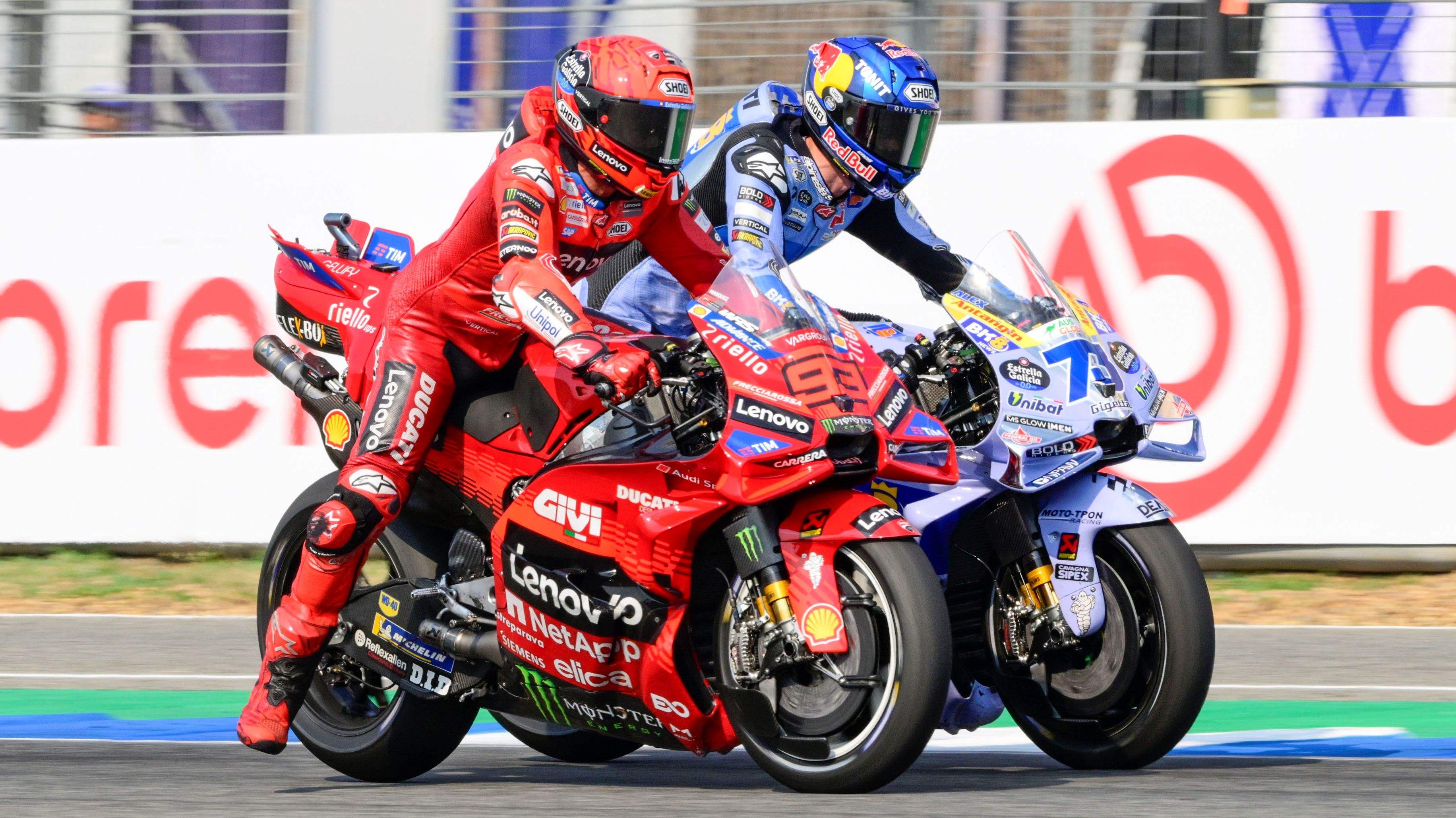 Marc Márquez suelta los frenos para arrebatar el liderato a Álex Márquez, MotoGP Tailandia 2025