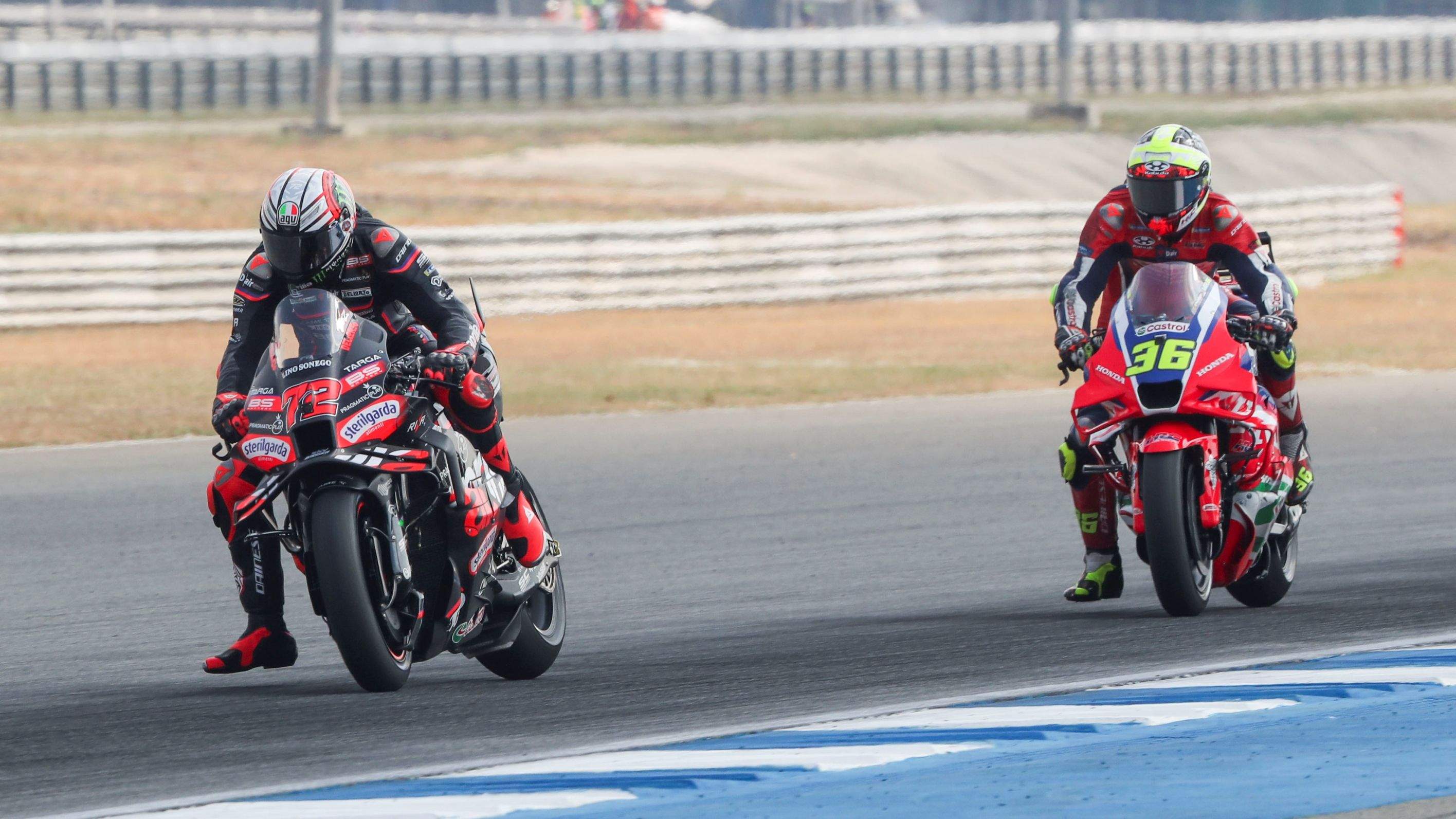Marco Bezzecchi frena en presencia de Joan Mir, MotoGP Tailandia 2025