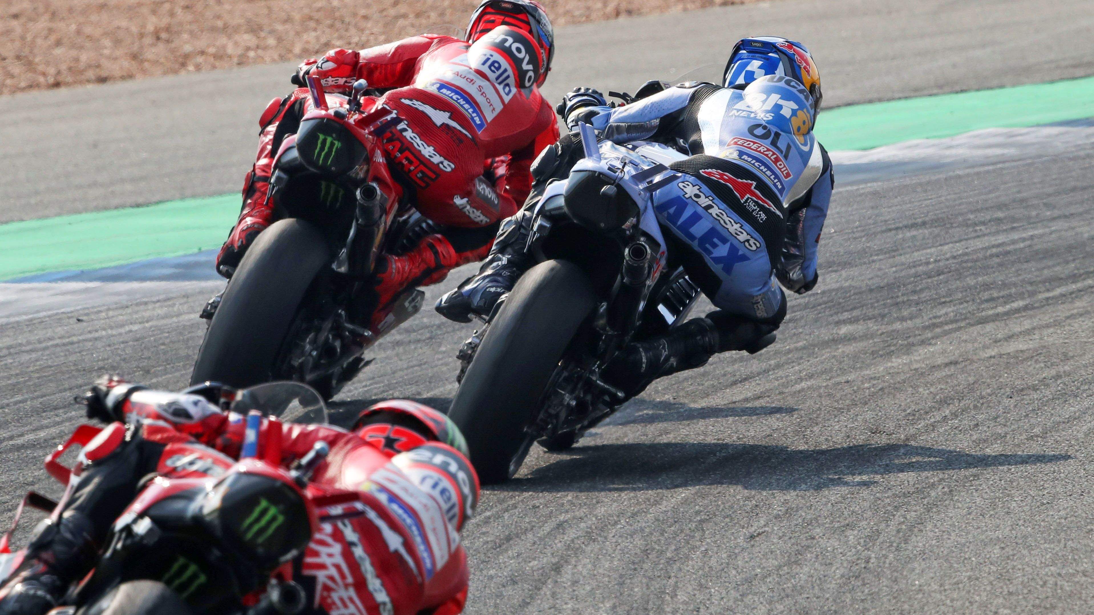 Pecco Bagnaia persigue a Marc Márquez y Álex Márquez, MotoGP Tailandia 2025