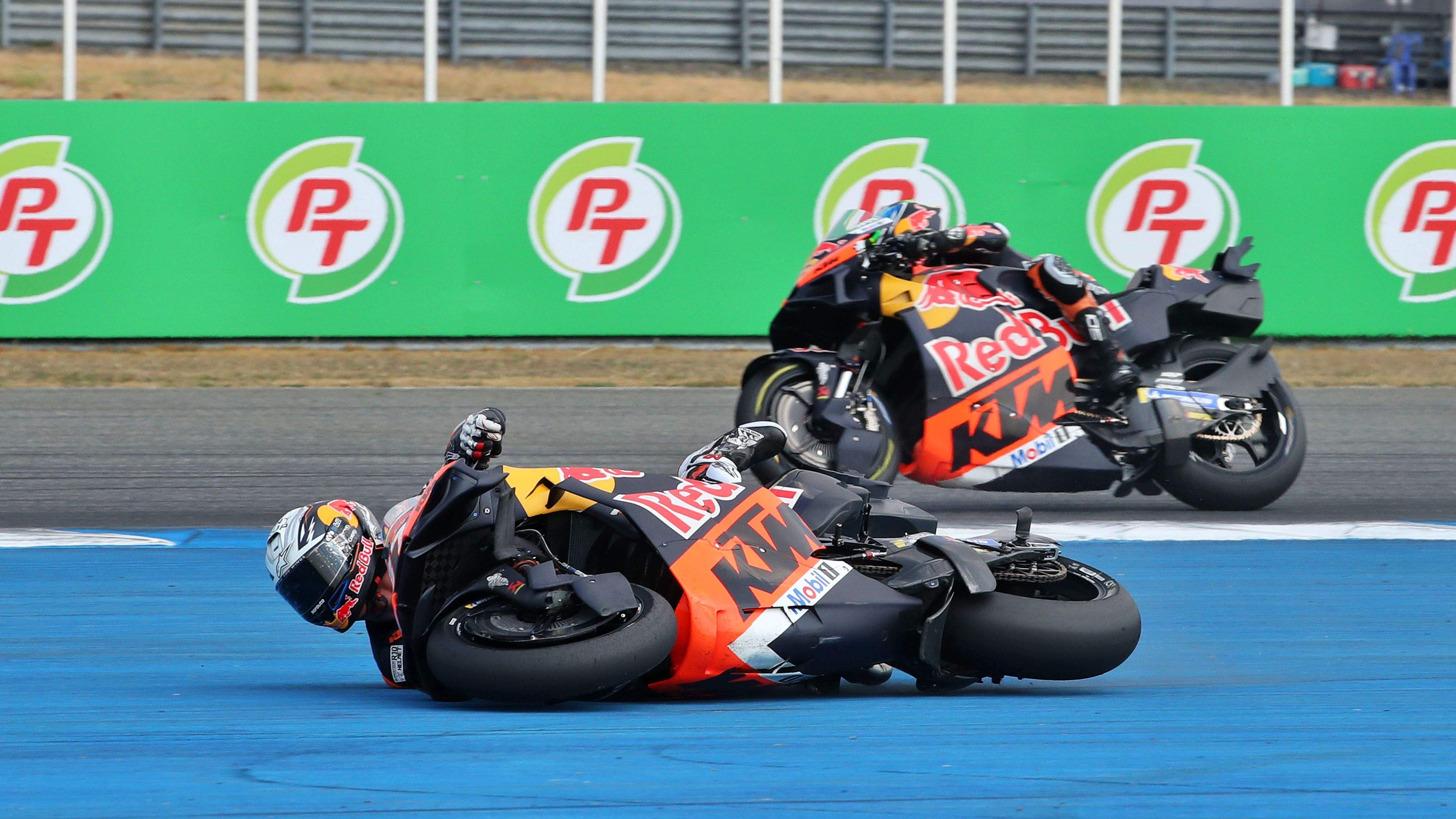 Pedro Acosta cae mientras pasa Brad Binder, MotoGP Tailandia 2025