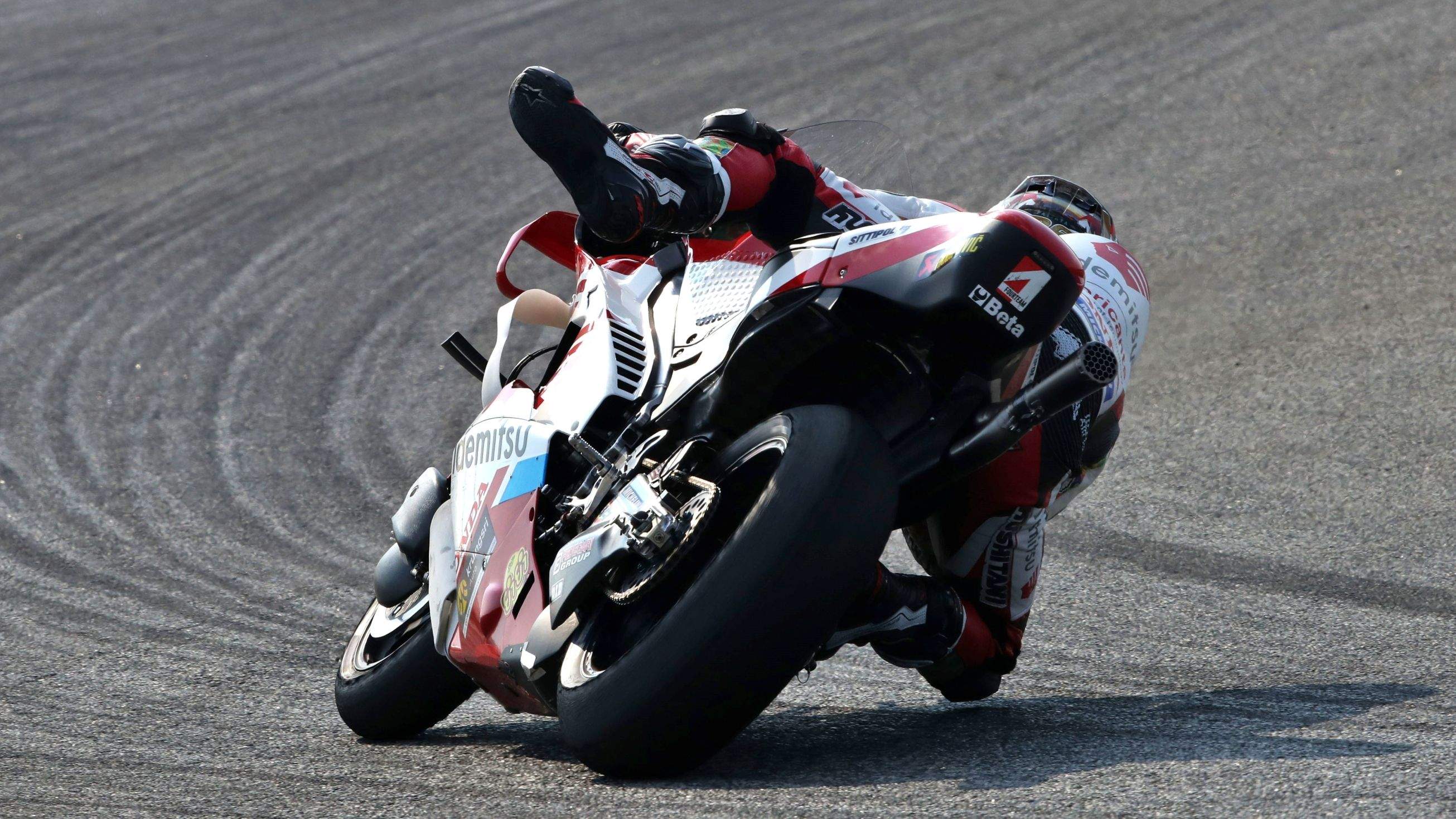 Somkiat Chantra salva una caída en su debut en clase reina, MotoGP Tailandia 2025