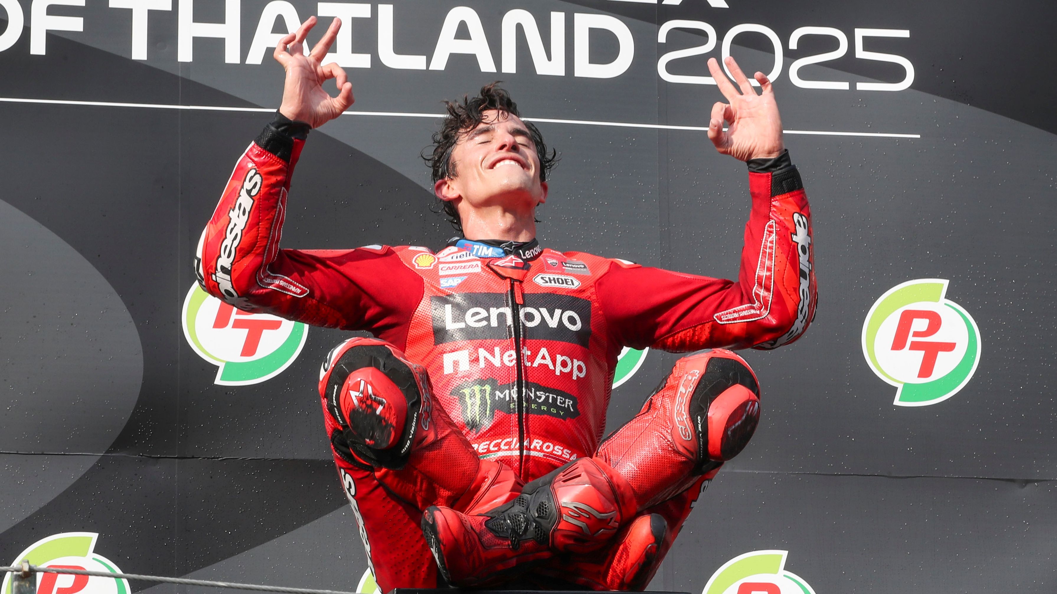 Marc Márquez en el podio del GP de Tailandia de MotoGP 2025