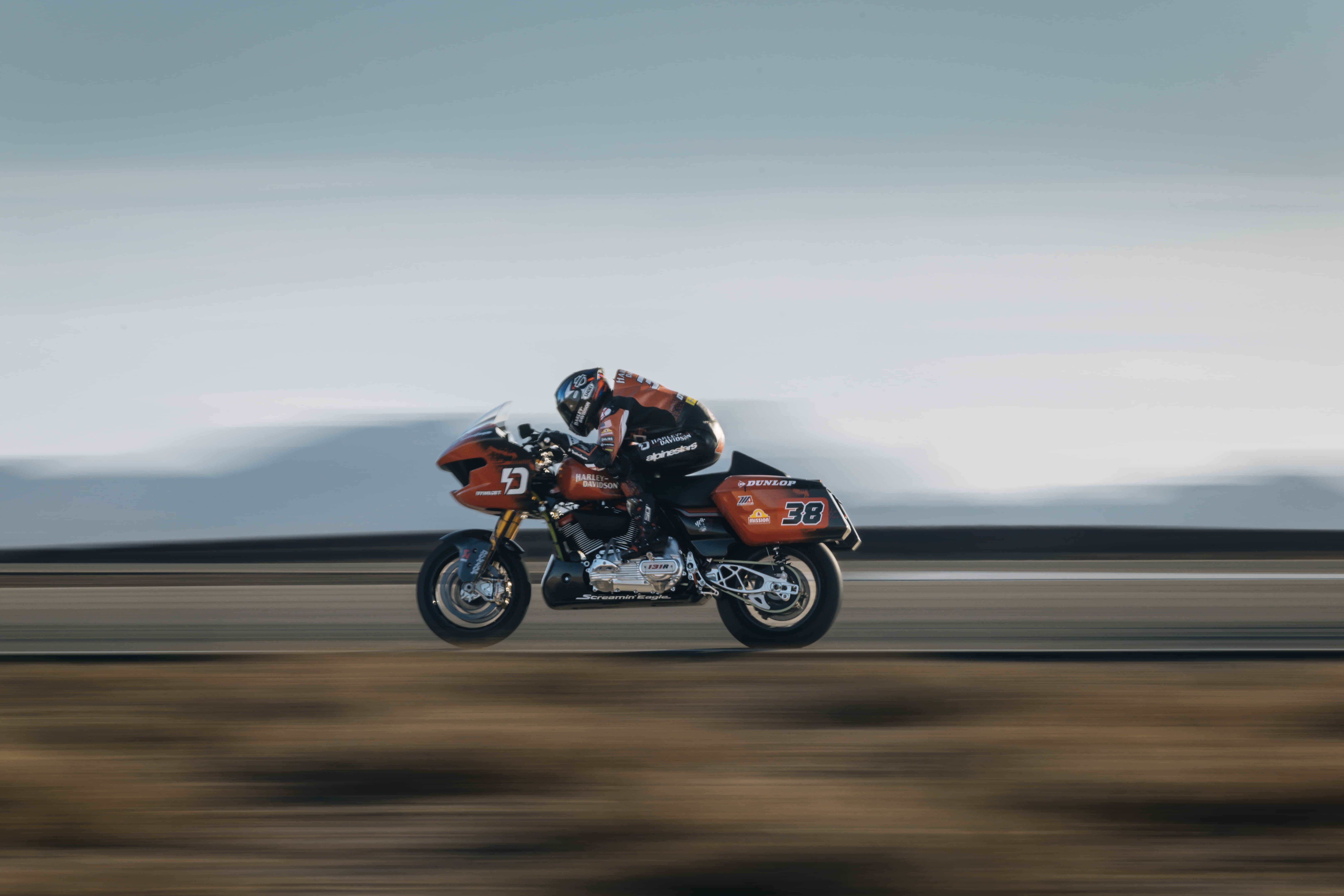Bradley Smith durante un test con la Harley-Davdison Road Glide del King of the Baggers. 