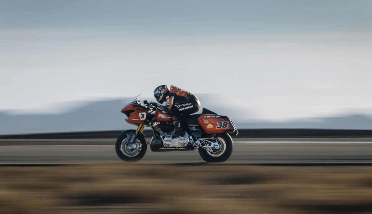 Bradley Smith durante un test con la Harley-Davdison Road Glide del King of the Baggers. 