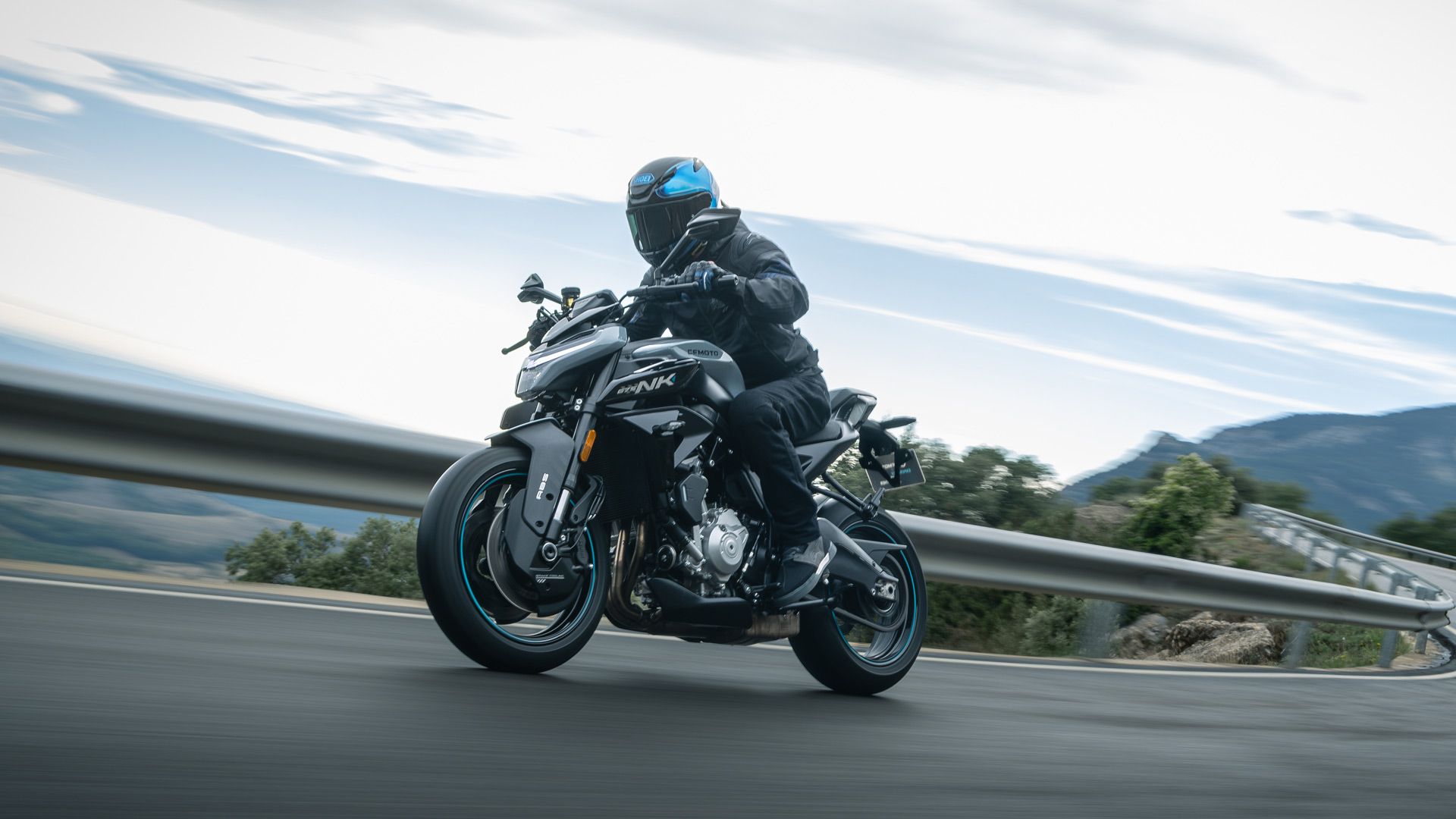 CFMoto 675NK 2025 Accion Oficial (4)