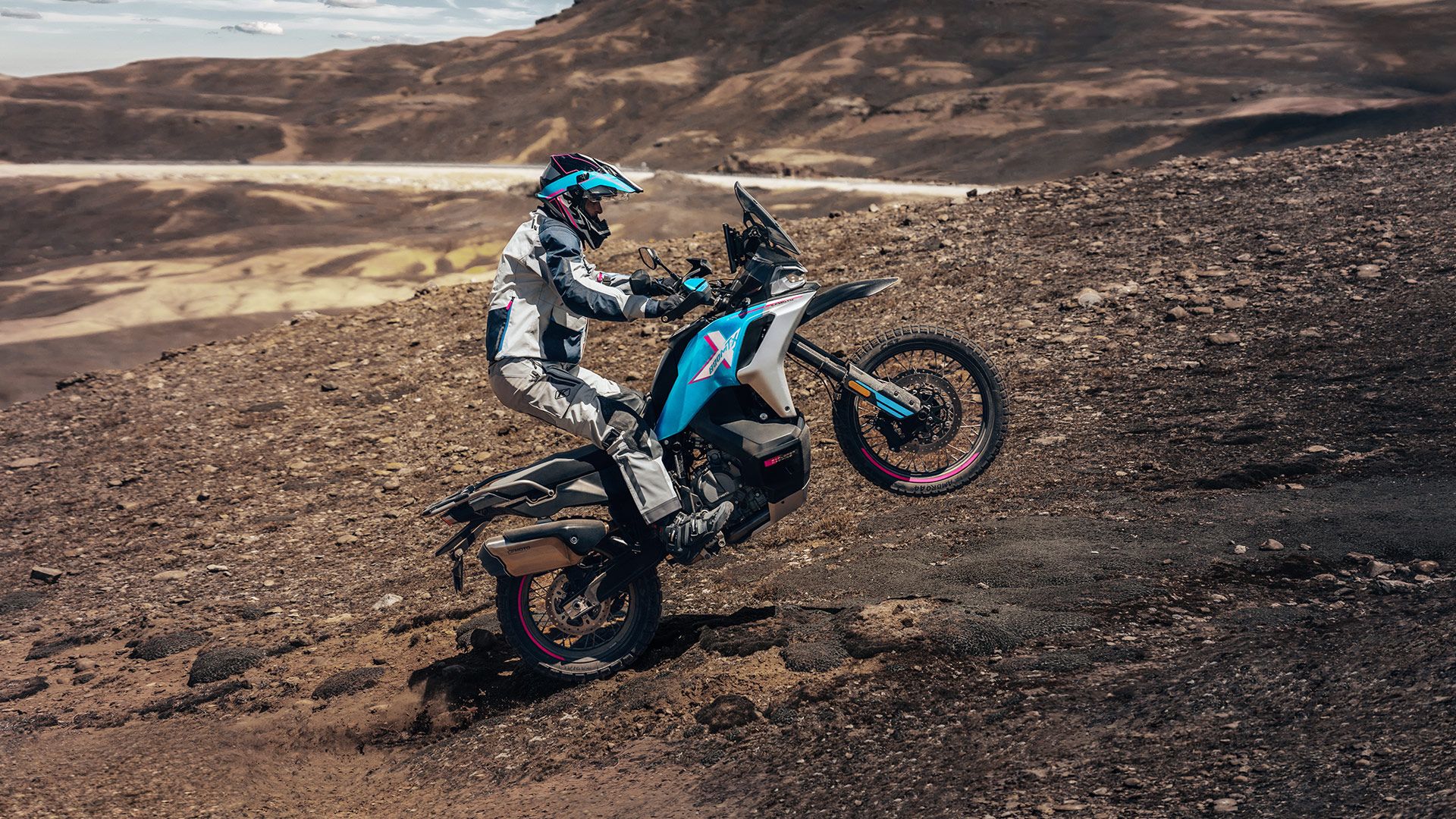 CFMoto 800 MT X 2025 Accion Oficial (9)