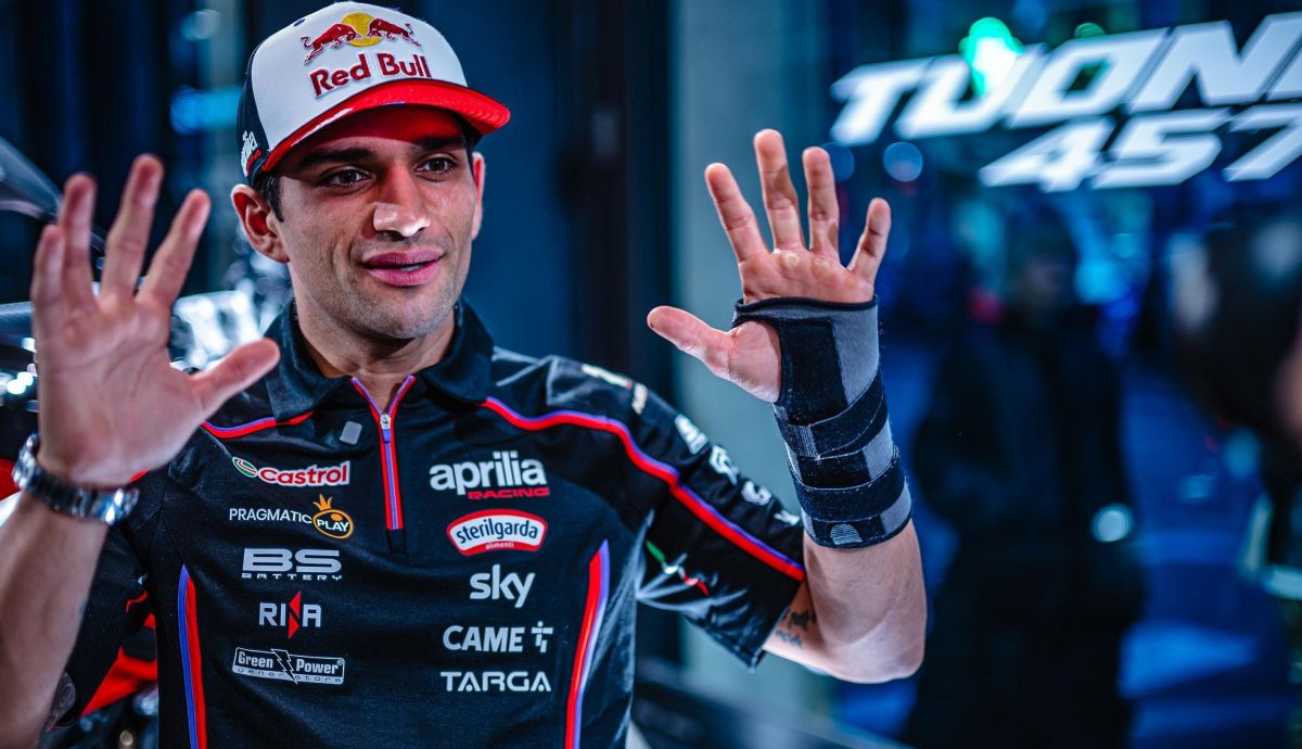 Jorge Martín enseña las manos que se ha operado en esta pretmeporada