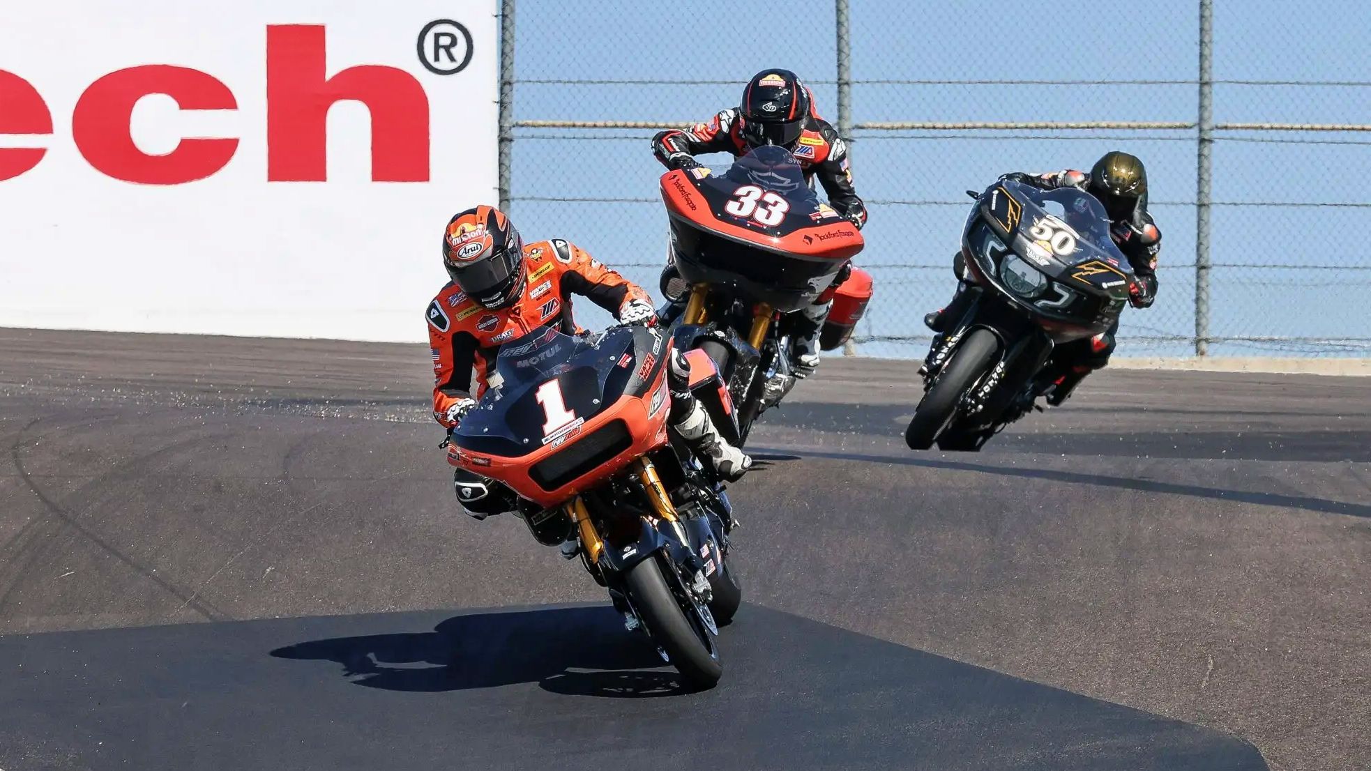 Hayden Gillim, Kyle Wyman y Bobby Fong en el Sacacorchos durante una carrera del King of the Baggers