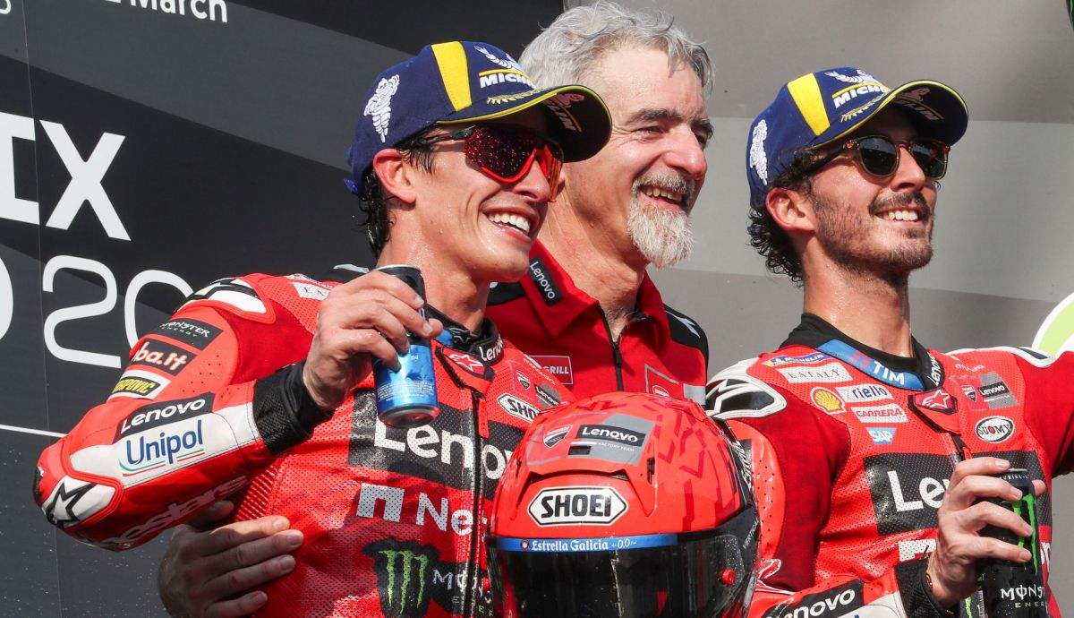 Marc Márquez festeja su victoria junto a Gigi Dall'Igna y Pecco Bagnaia