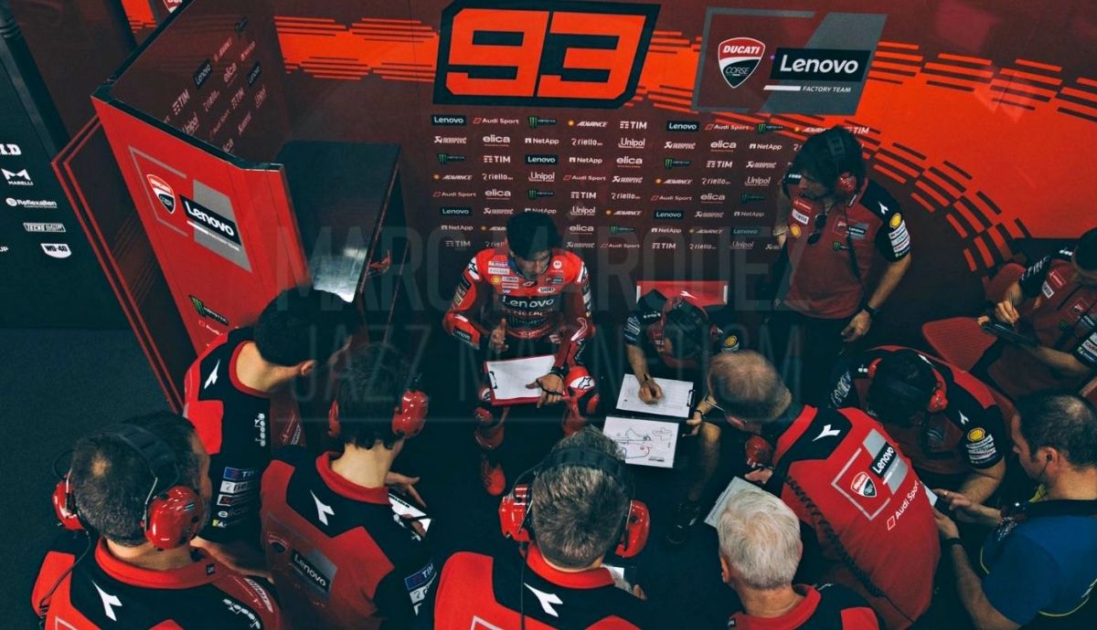 Marc Márquez dando instrucciones en el box de Ducati Marc Márquez dando instrucciones en el box de Ducati