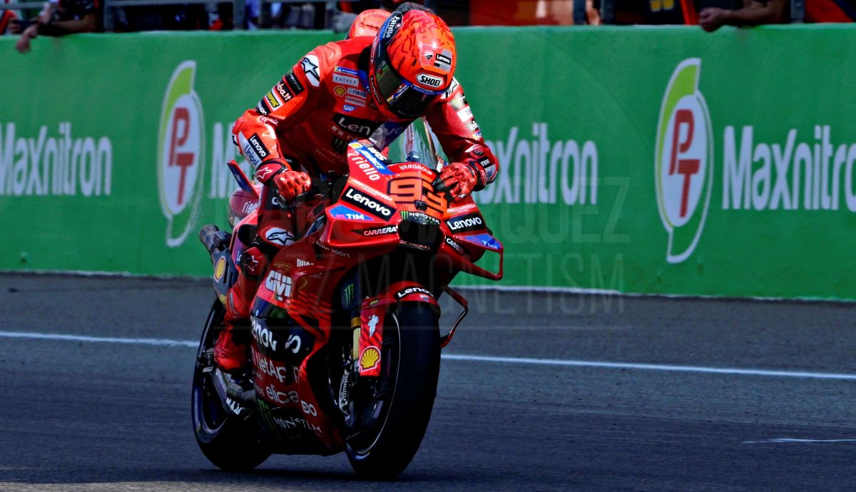 Marc Márquez señala su 93 entrando vencedor en meta, MotoGP Tailandia 2025 Marc Márquez señala su 93 entrando vencedor en meta, MotoGP Tailandia 2025