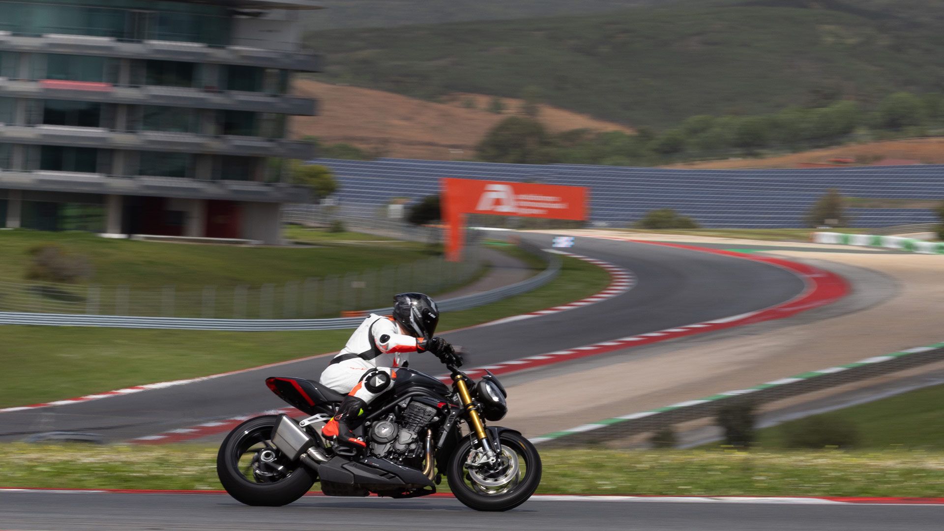 Triumph Speed Triple 1200 RS 2025 Accion Circuito Portimao (77)