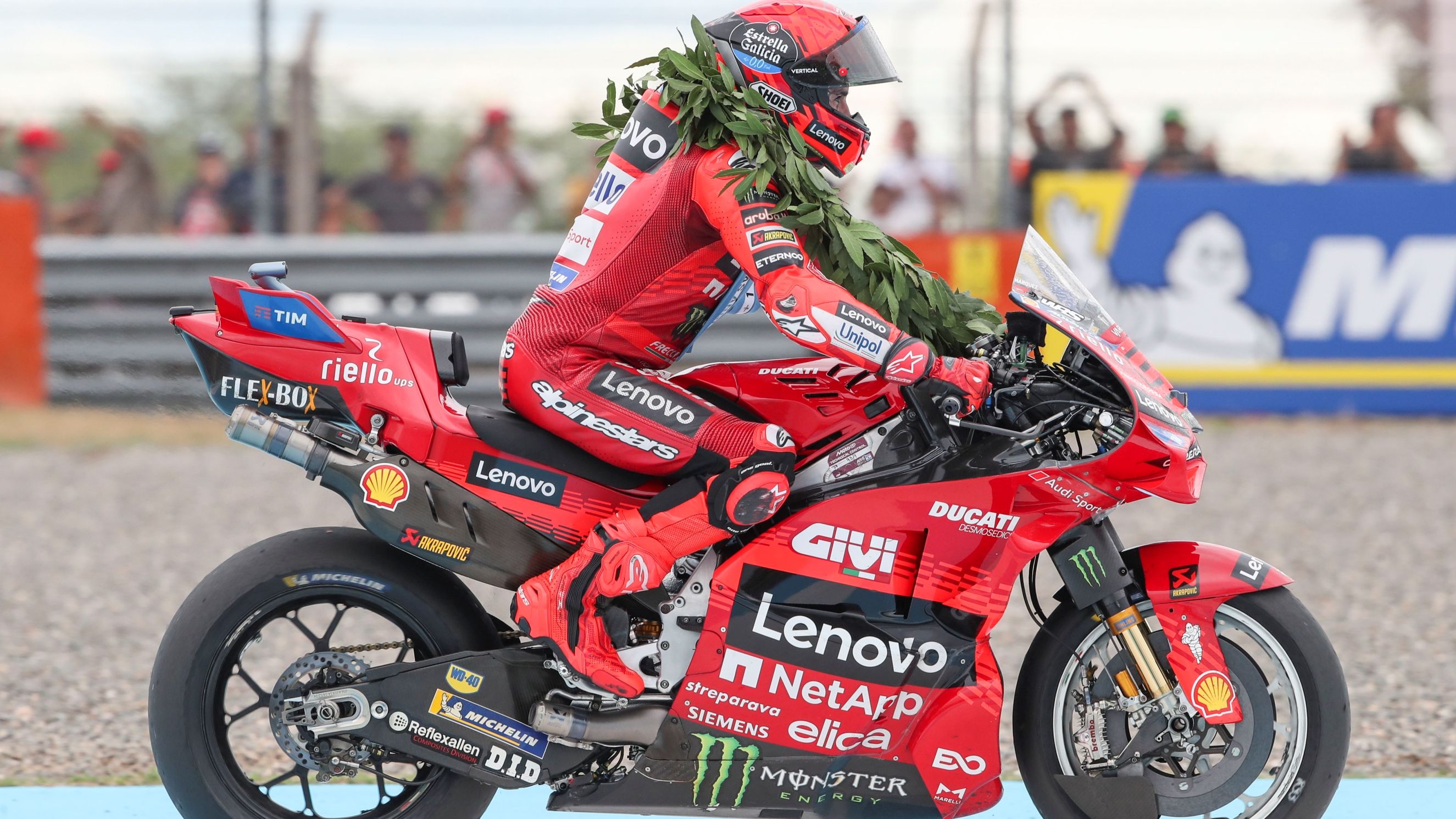 Marc Márquez celebra la victoria en Argentina con una corona de laurel en honor a Ángel Nieto