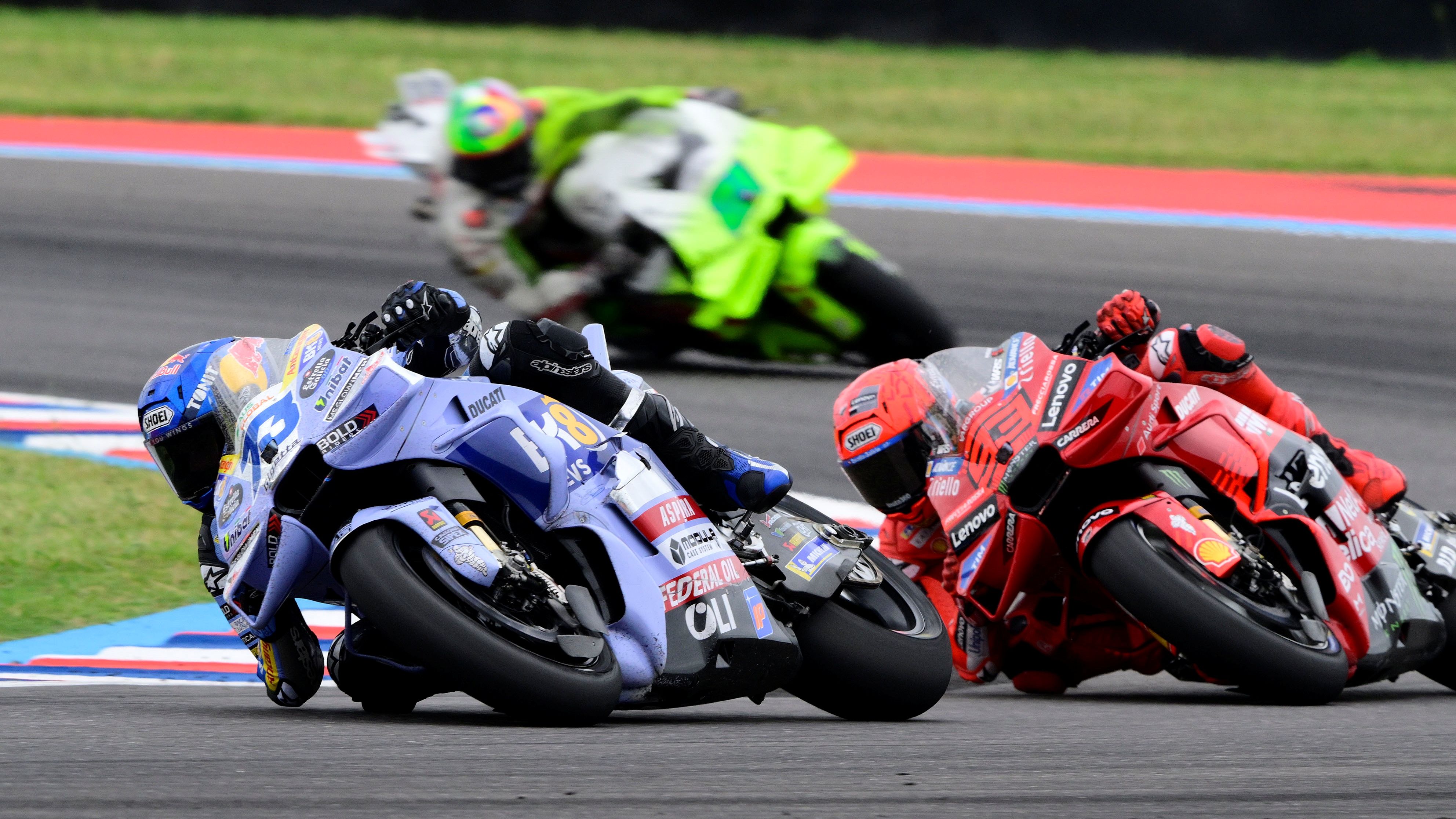 Álex Márquez lidera ante Marc Márquez con Franco Morbidelli al fondo, MotoGP Argentina 2025