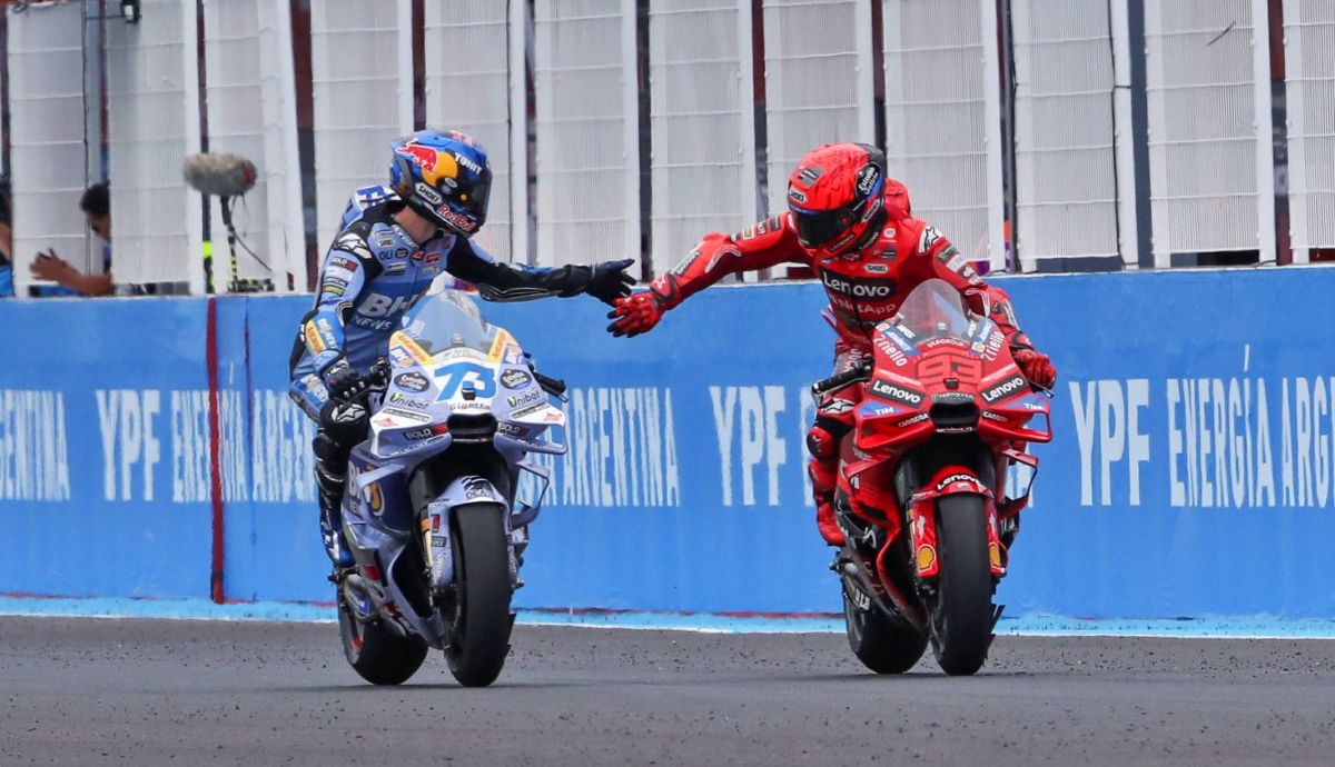 Álex Márquez y Marc Márquez se felicitan al acabar la carrera, MotoGP Argentina 2025
