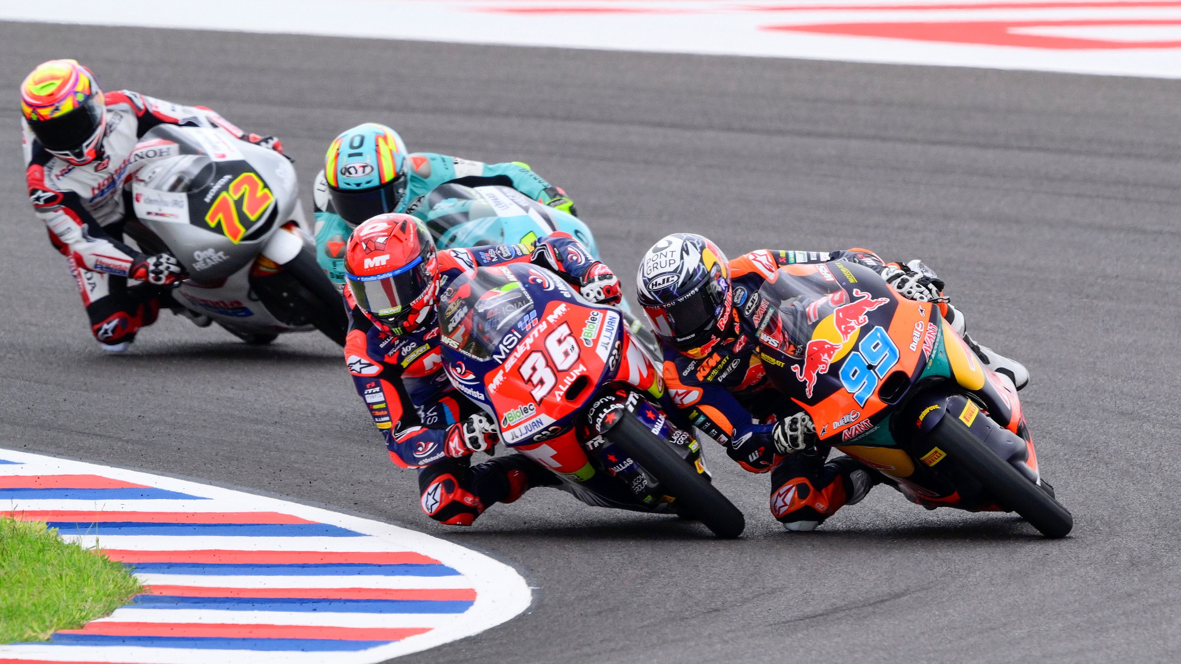 Ángel Piqueras se hace hueco ante José Antonio Rueda para ganar la carrera, Moto3 Argentina 2025