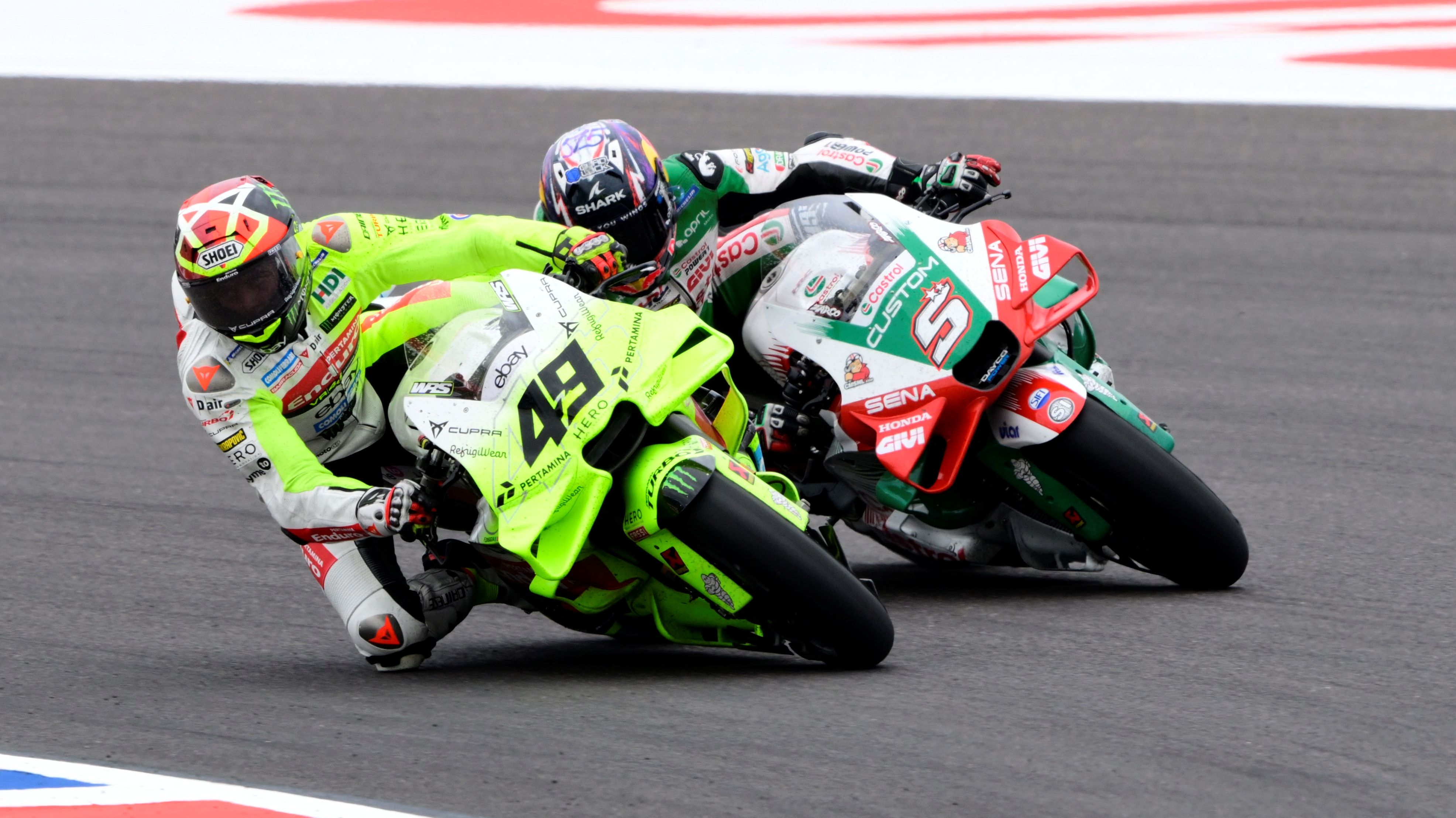 Fabio Di Giannantonio se mete por el interior de Johann Zarco, MotoGP Argentina 2025