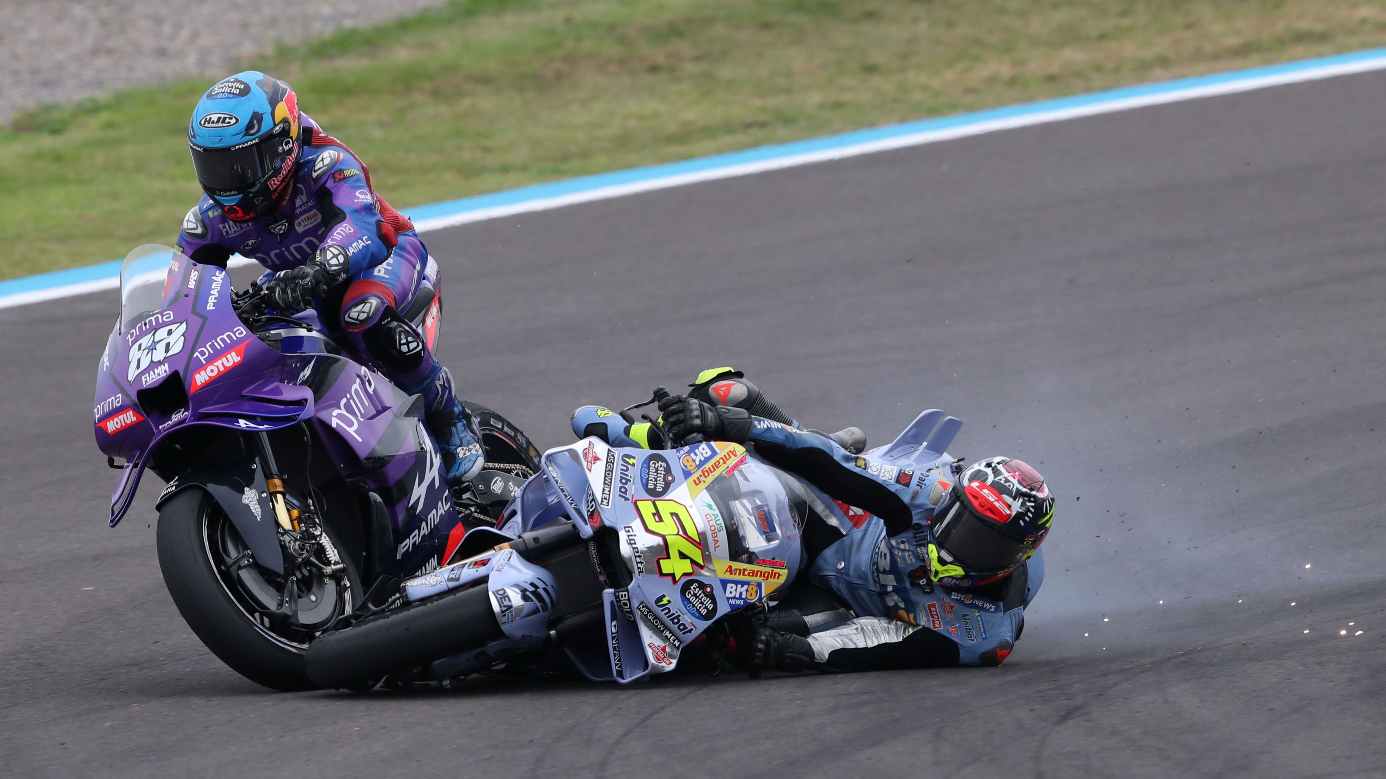 Fermín Aldeguer cae y se lleva puesto a Miguel Oliveira, MotoGP Argentina 2025