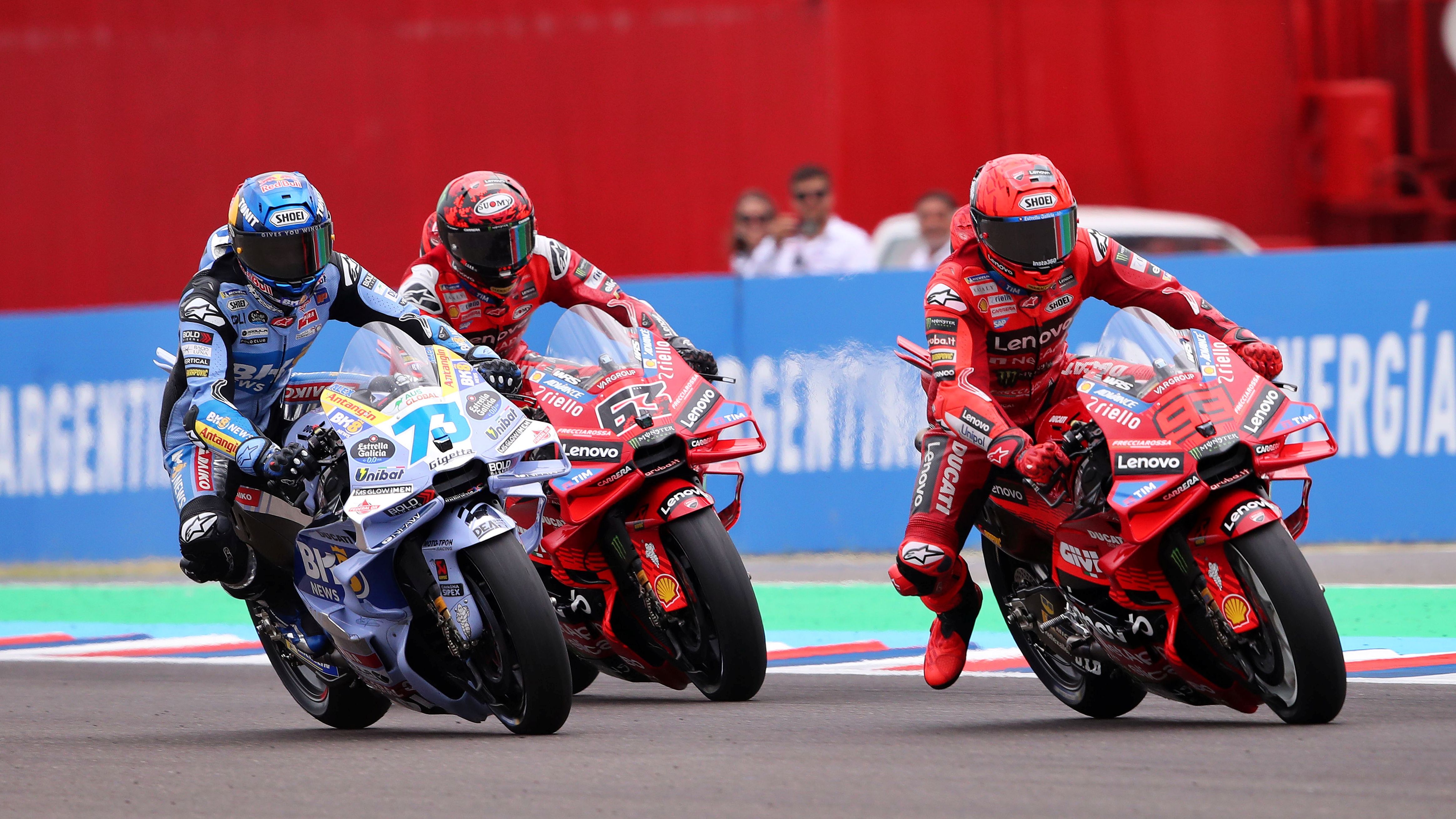 Marc Márquez frena ante Álex Márquez y Pecco Bagnaia, MotoGP Argentina 2025
