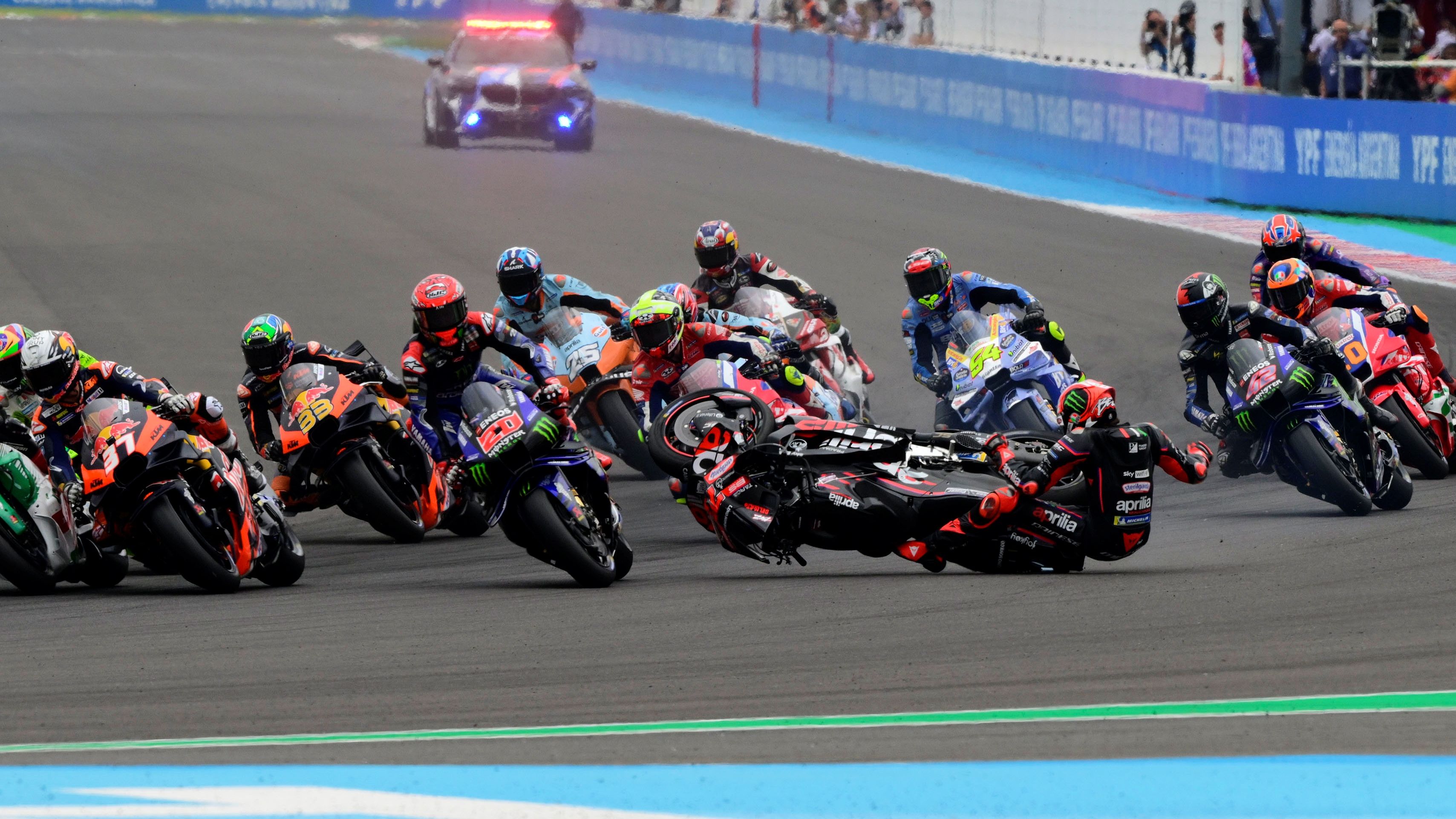Marco Bezzecchi cae y Fabio Quartararo salva la caída en la primera curva, MotoGP Argentina 2025
